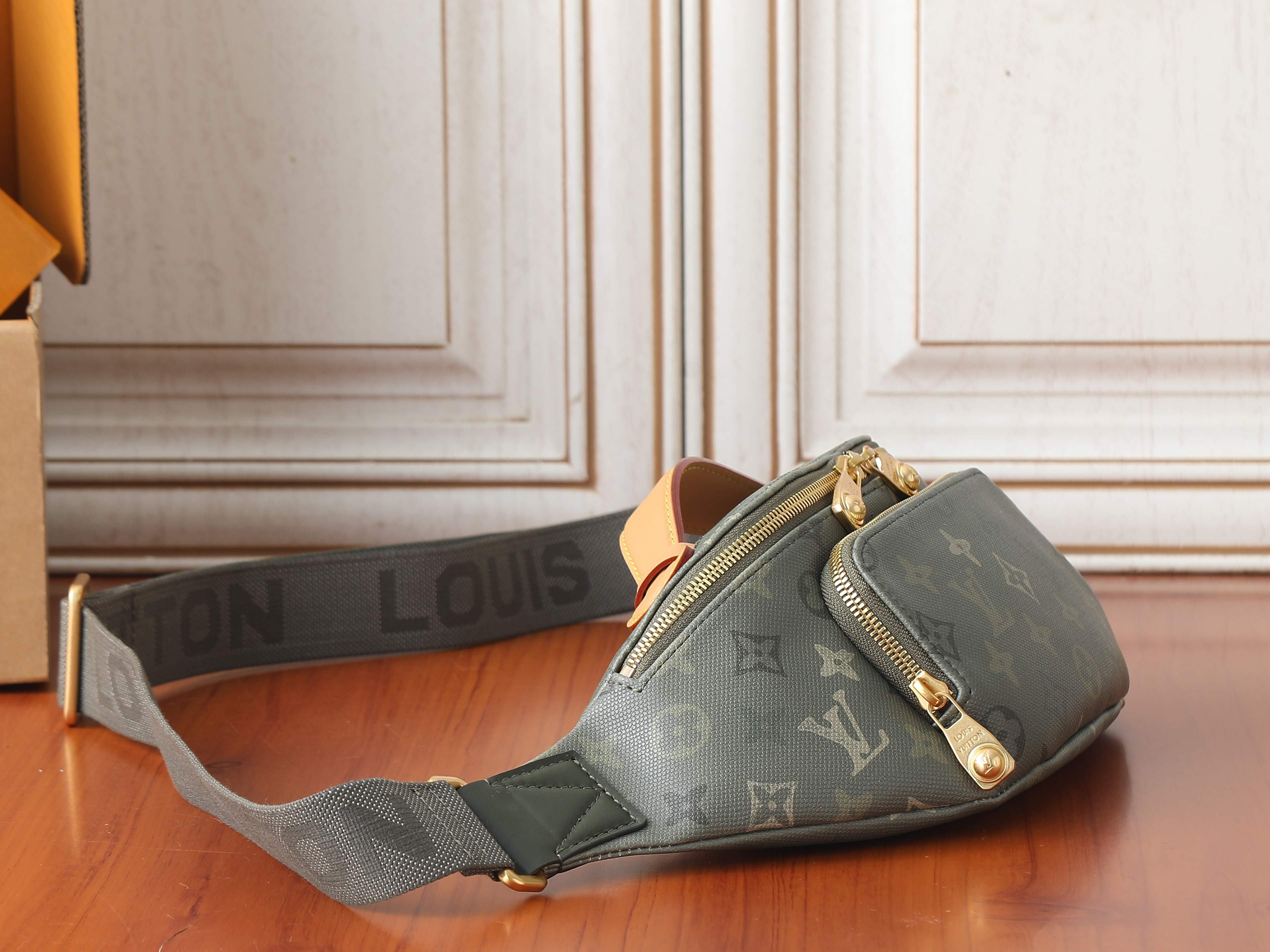 LV Rush Bumbag M26933 30x15x8cm