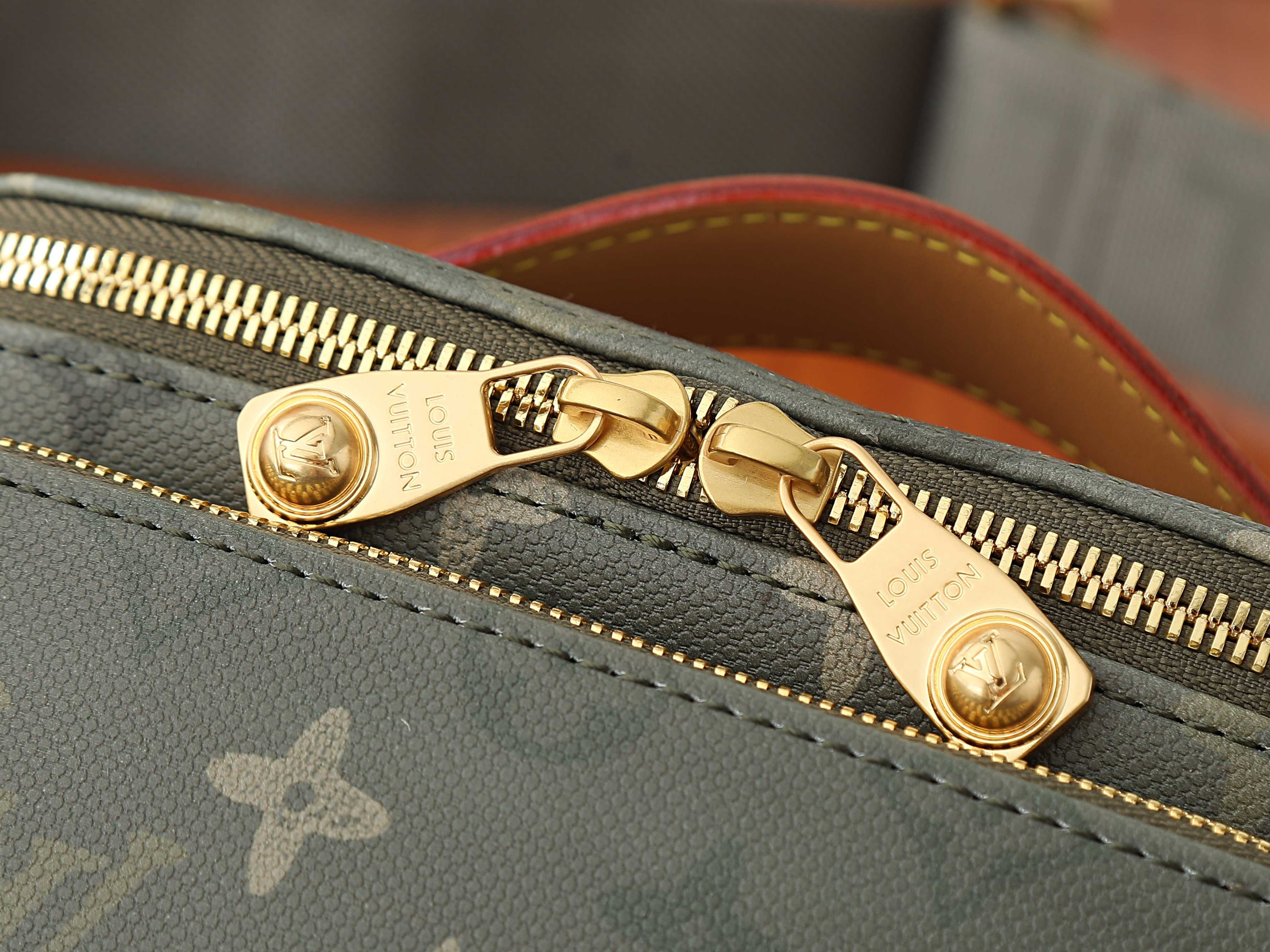LV Rush Bumbag M26933 30x15x8cm