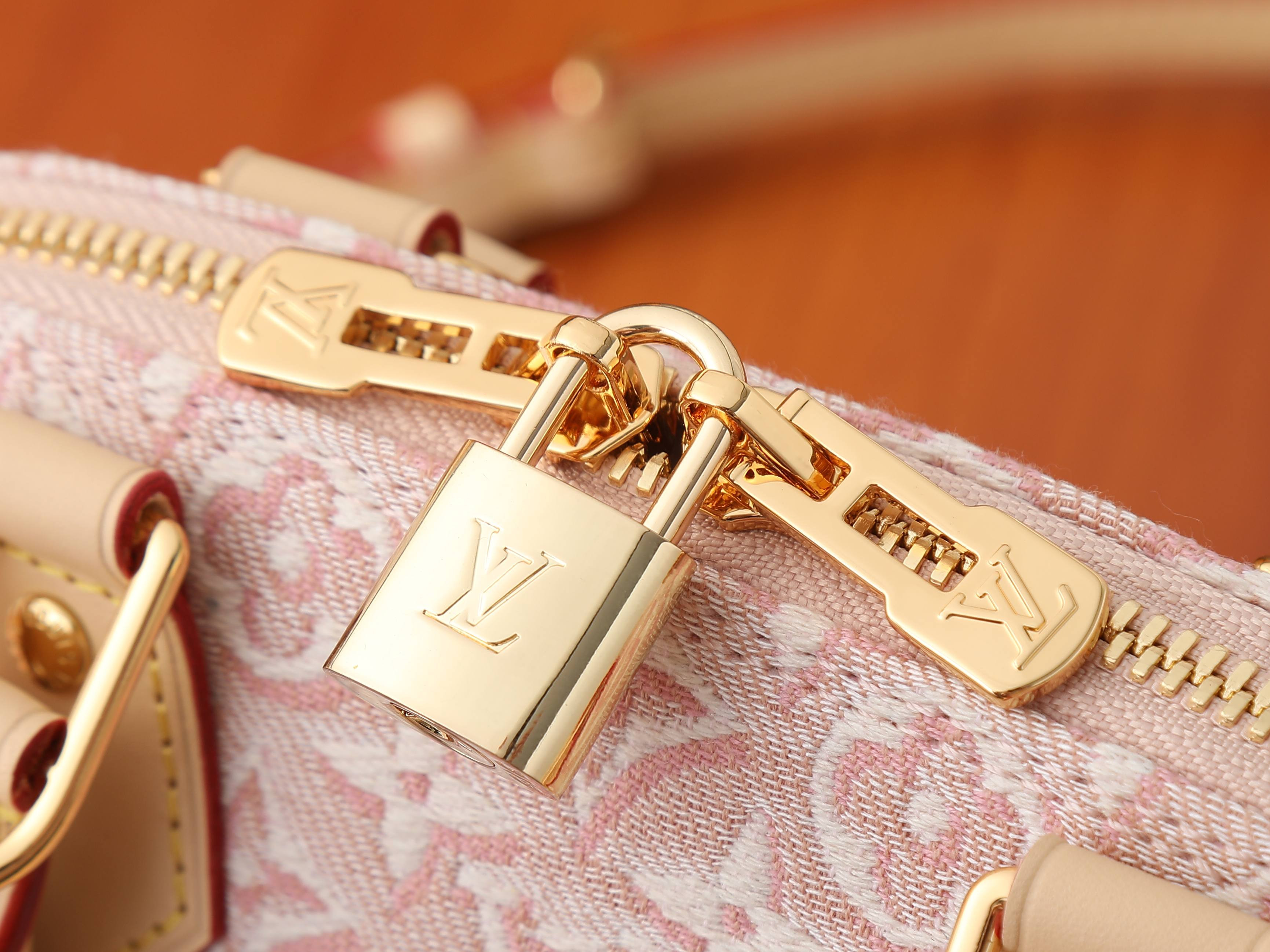 LV Alma BB M2A378 23.5x17.5x11.5cm