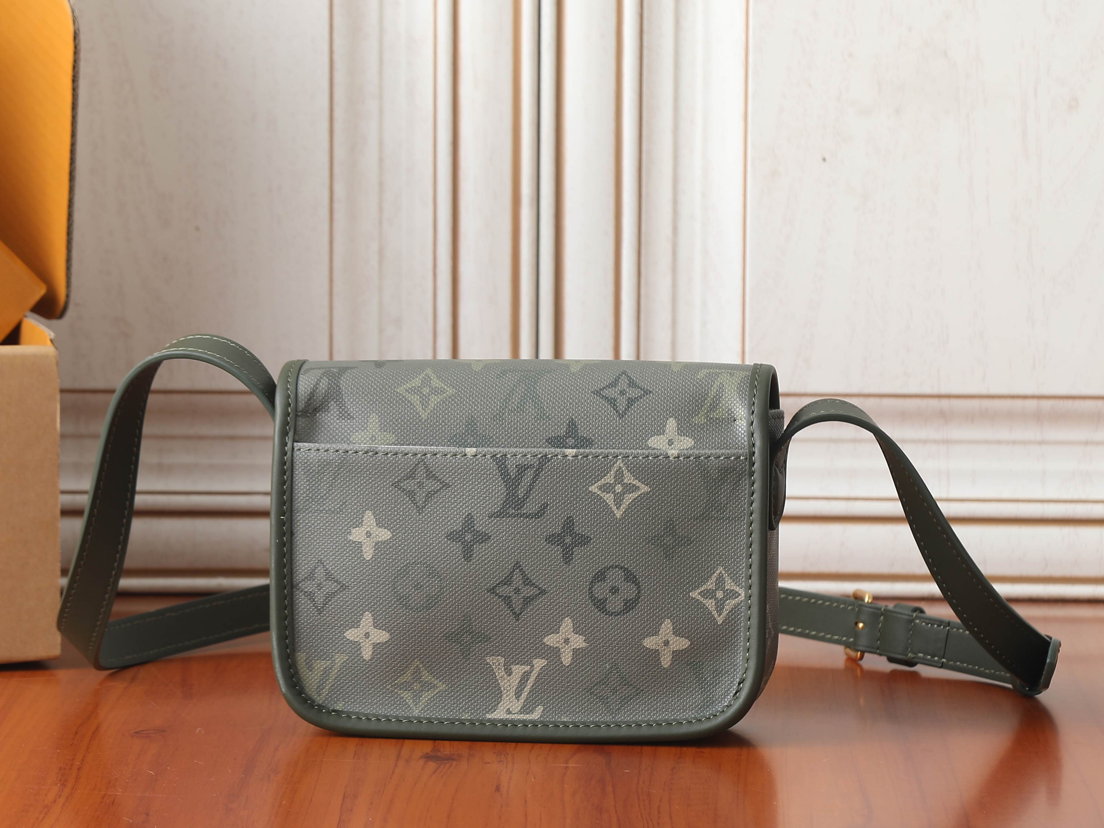 LV Satchel Wearable Wallet M26969 19.5x15x6cm