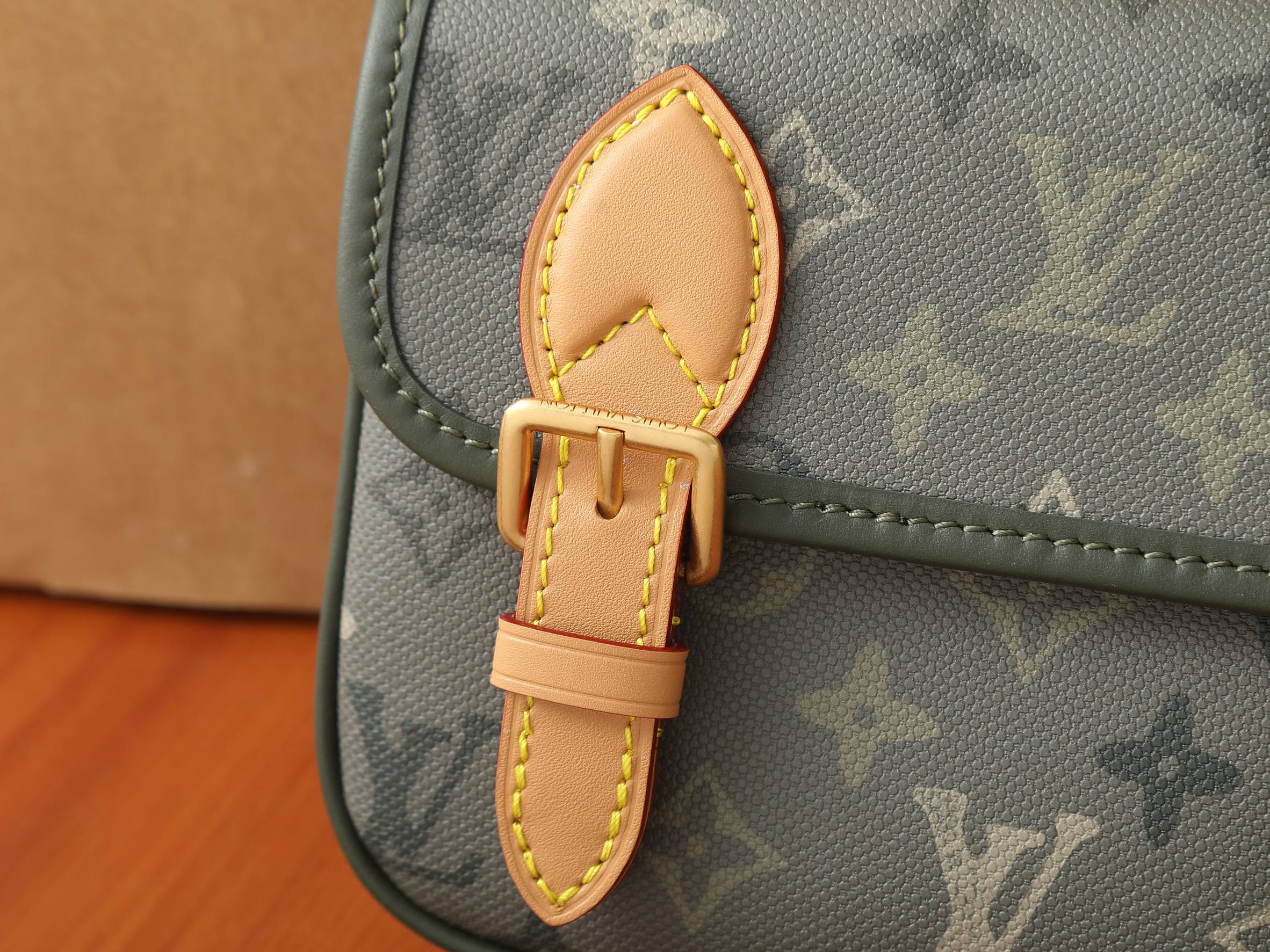 LV Satchel Wearable Wallet M26969 19.5x15x6cm