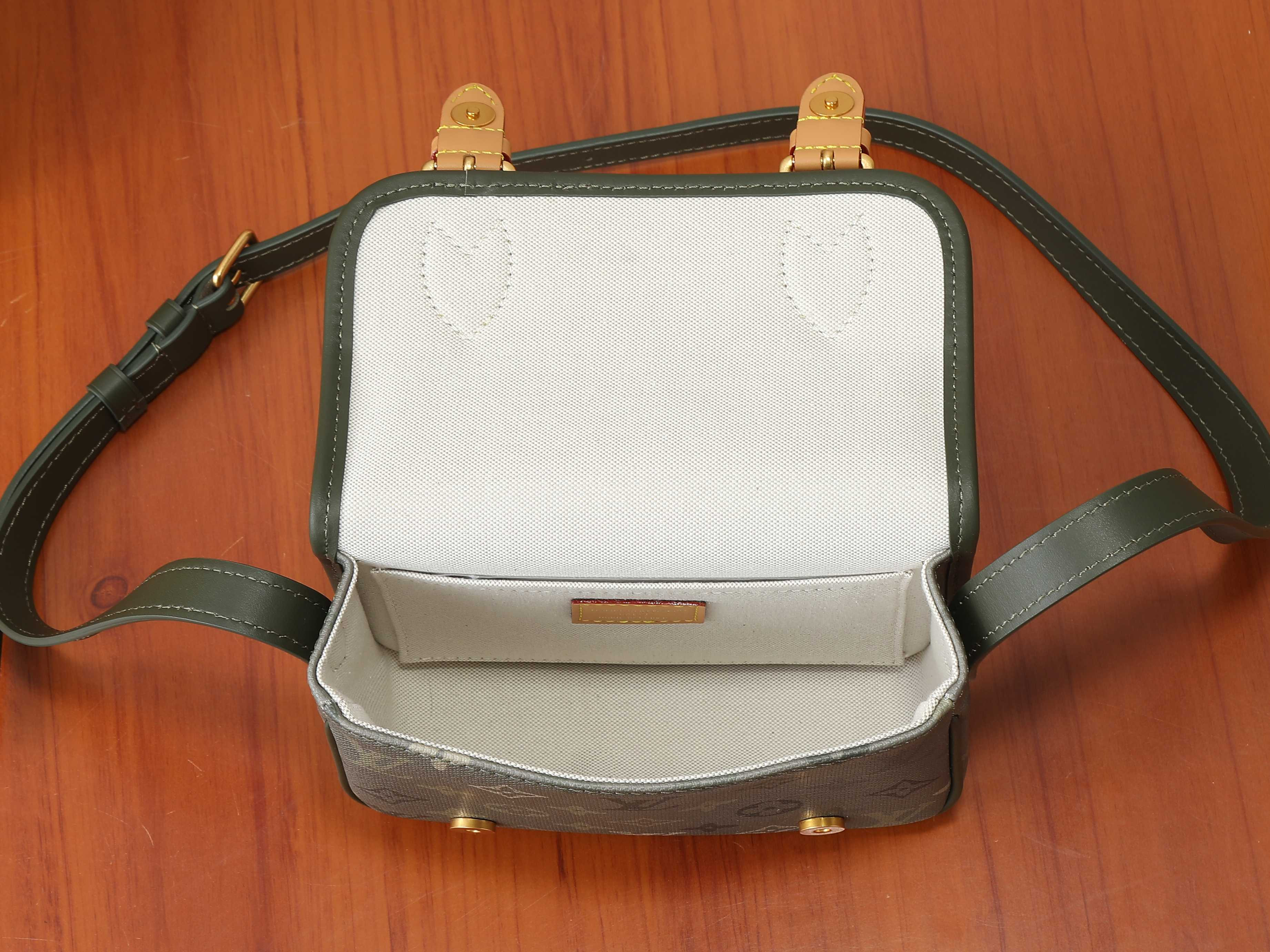 LV Satchel Wearable Wallet M26969 19.5x15x6cm