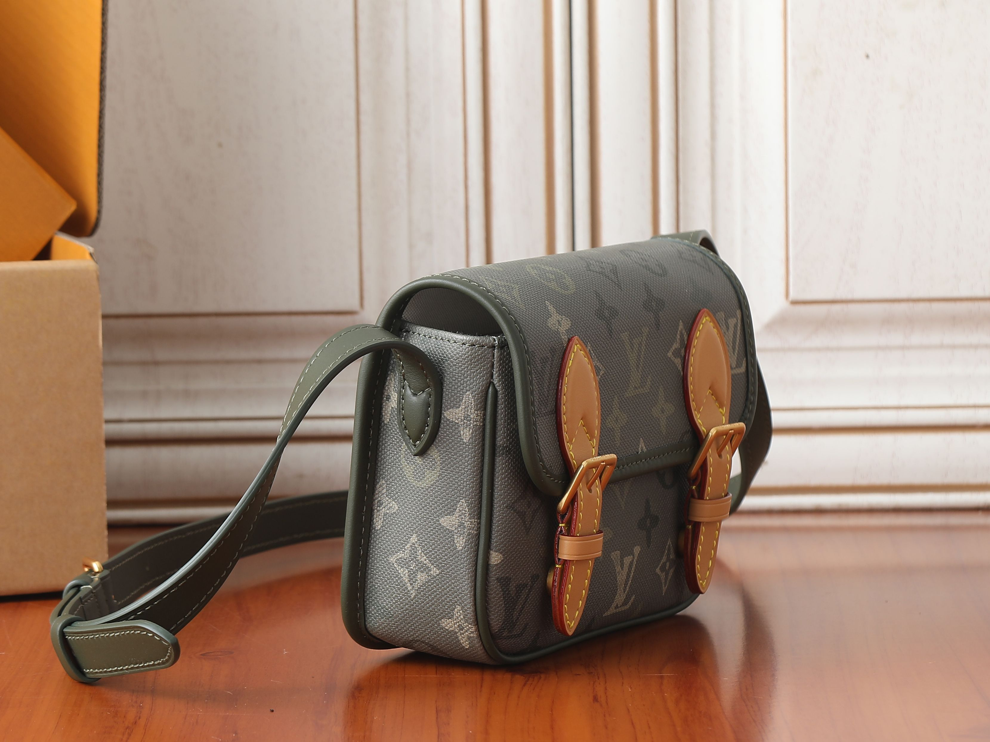 LV Satchel Wearable Wallet M26969 19.5x15x6cm