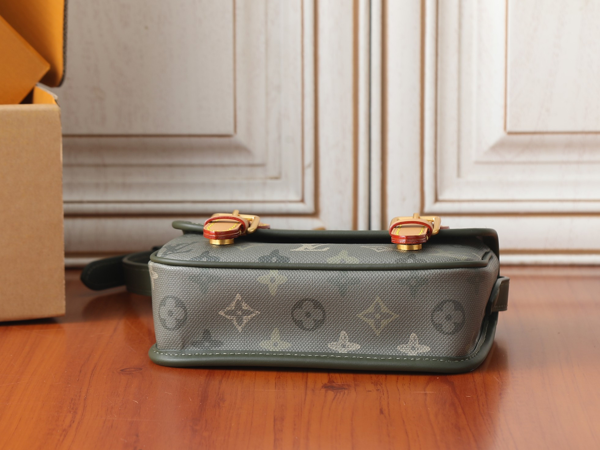 LV Satchel Wearable Wallet M26969 19.5x15x6cm