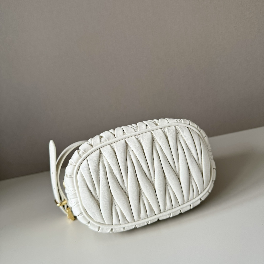 M1v M1v matelasse pouch nappa bag 15x8.5x8cm