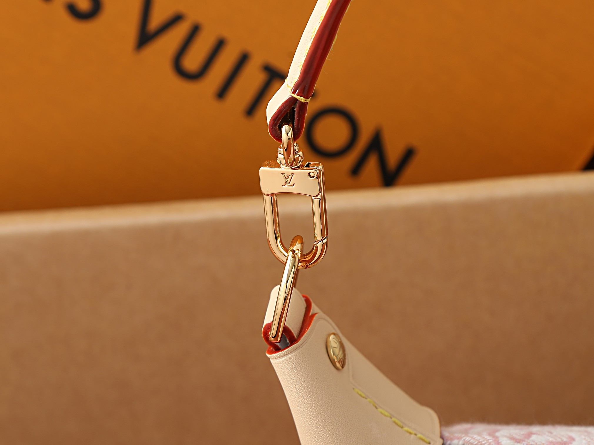 LV Pochette Mia M2A382 22x14.5x8cm