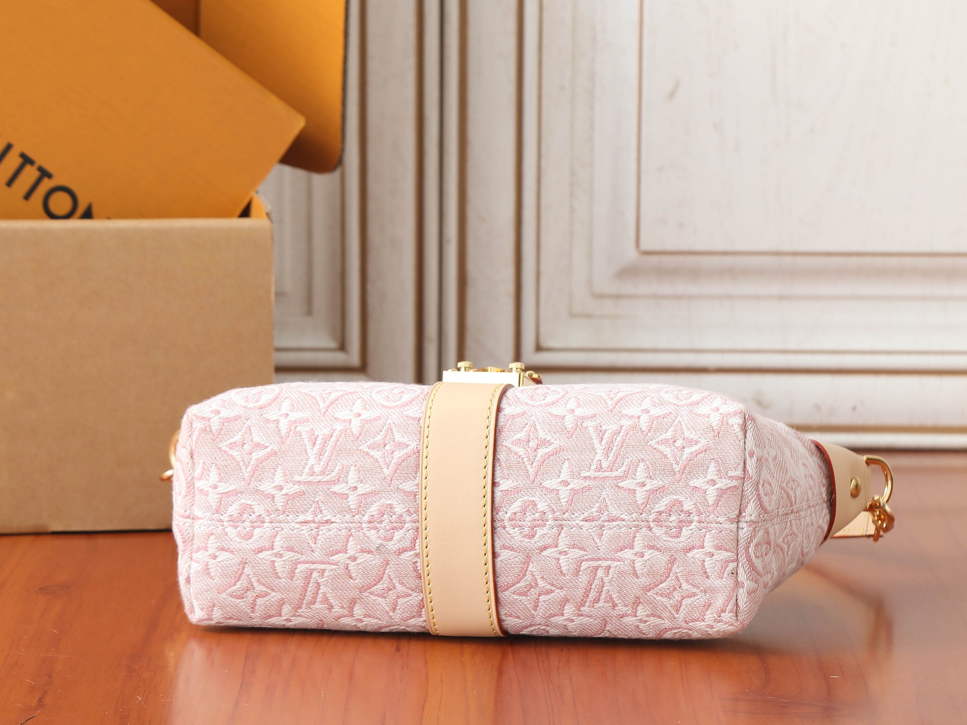 LV Pochette Mia M2A382 22x14.5x8cm