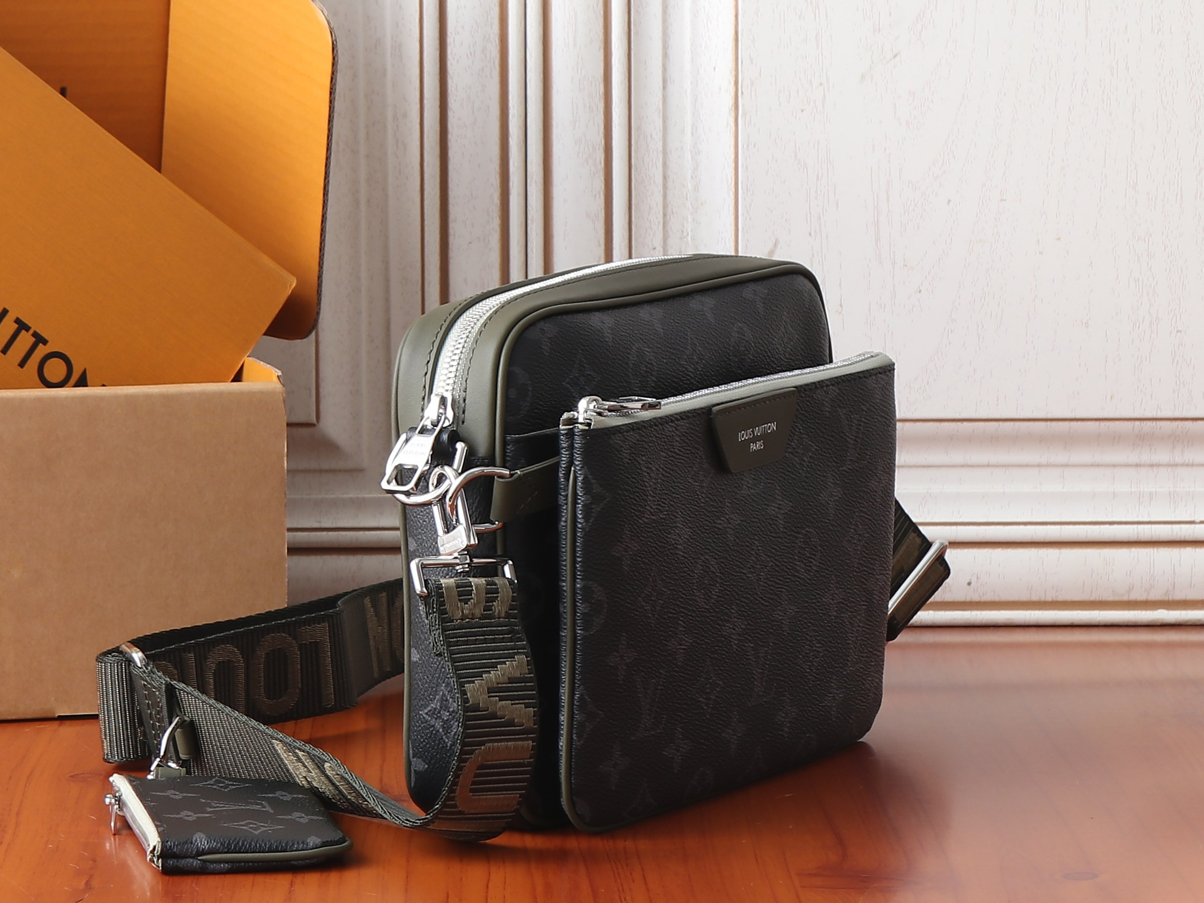 LV Trio Messenger Bag M28628 25x18.5x7cm