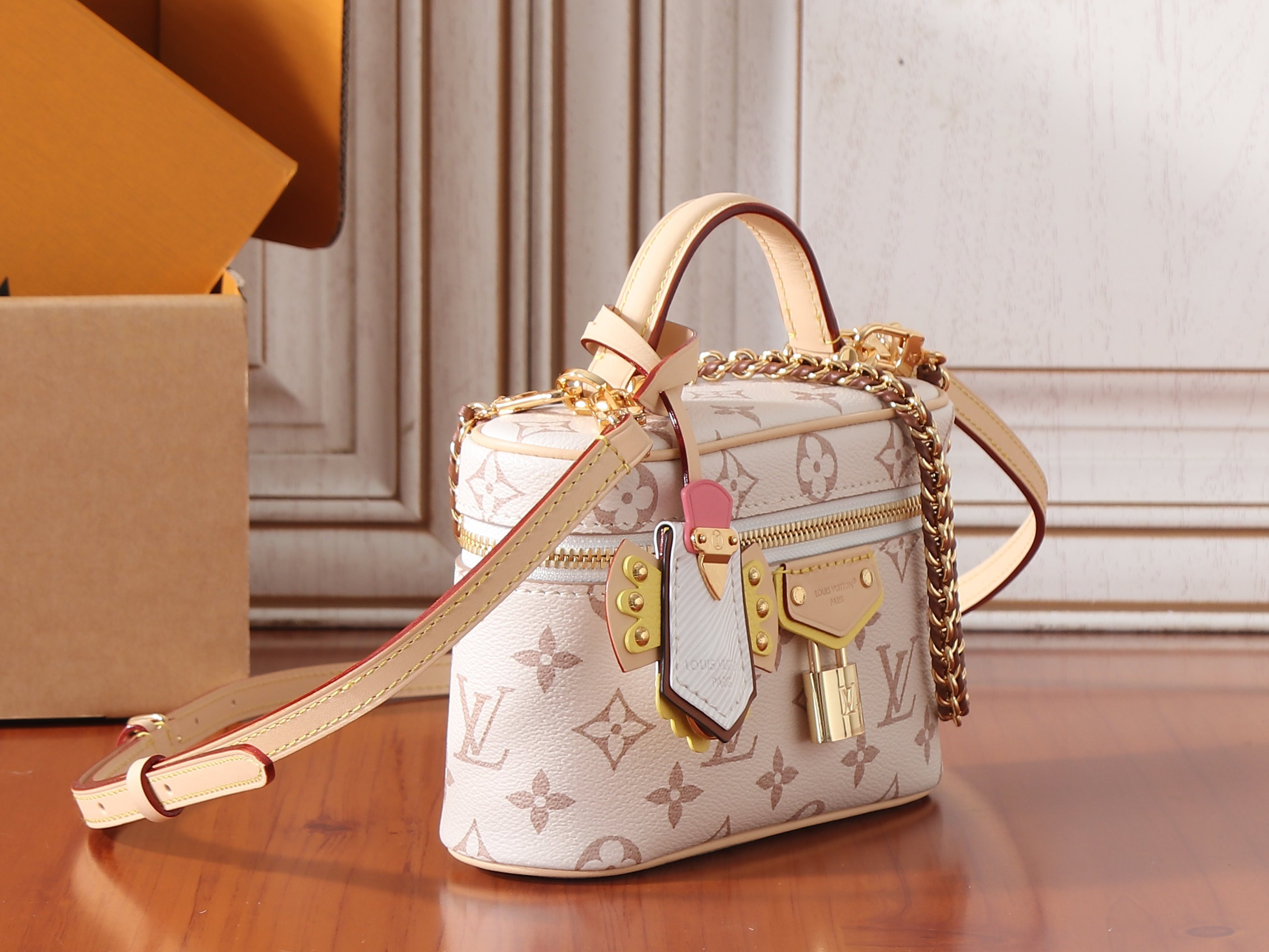 LV Vanity Chain Pouch M29782 19x11.5x6.5cm