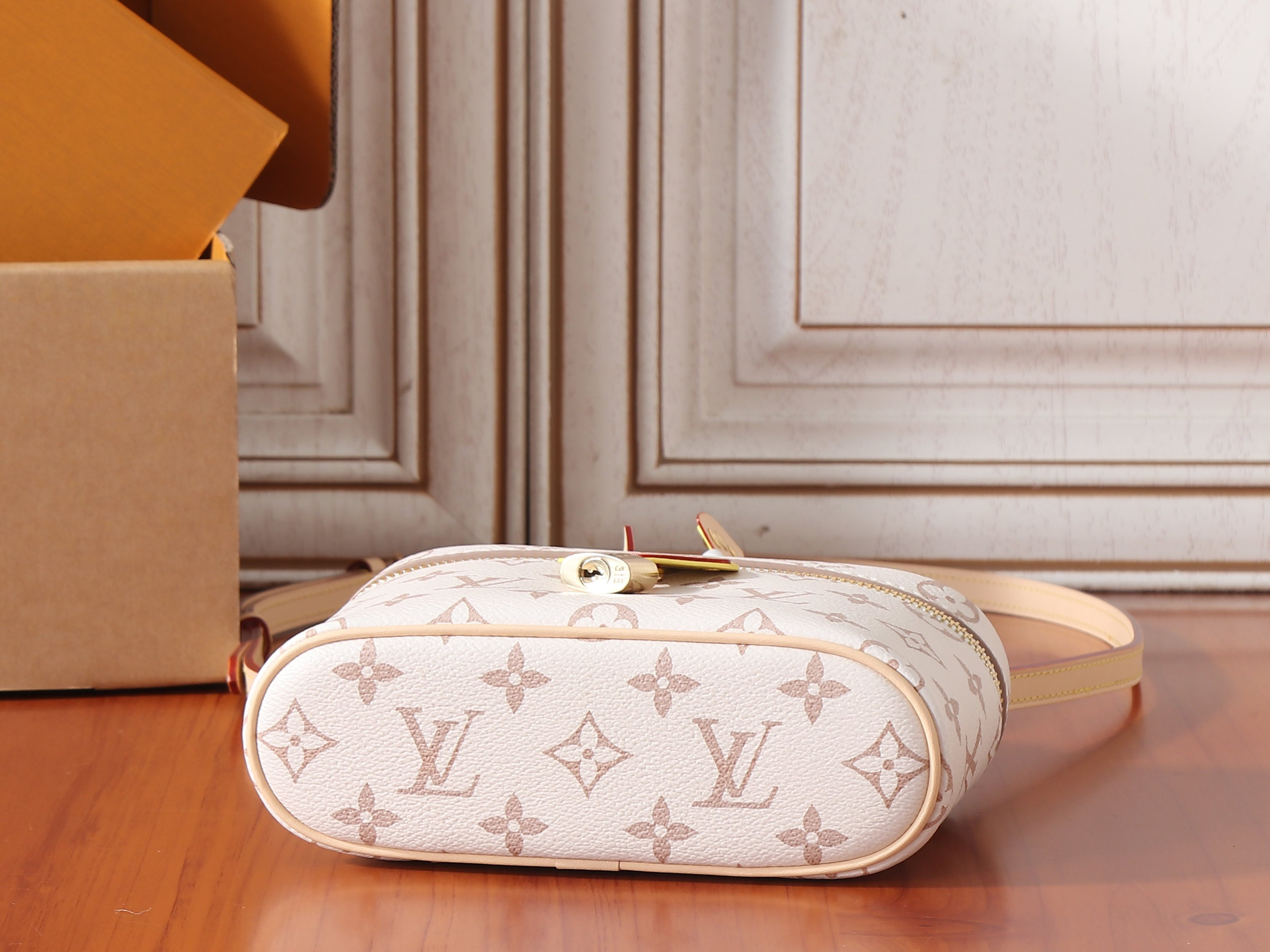 LV Vanity Chain Pouch M29782 19x11.5x6.5cm