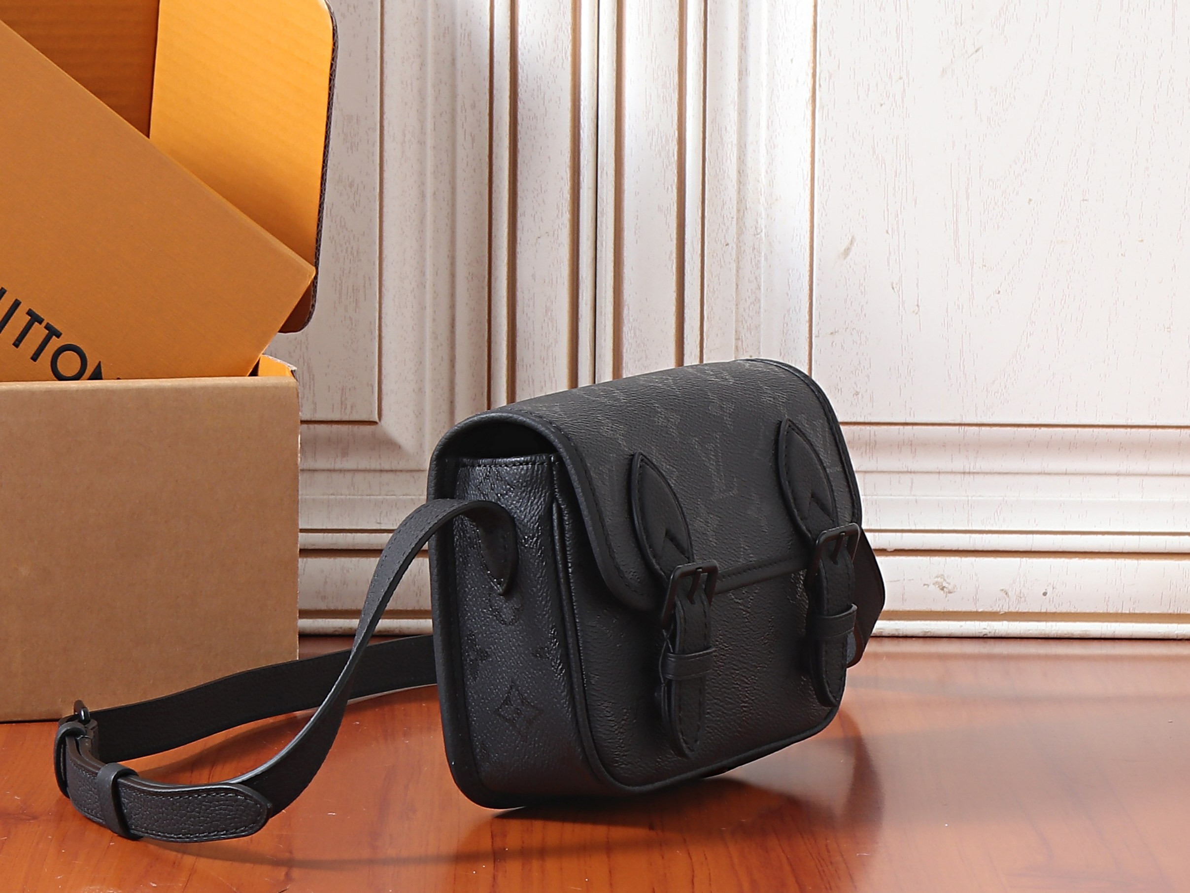 LV Satchel Wearable Wallet M2A259 19.5x15x6cm