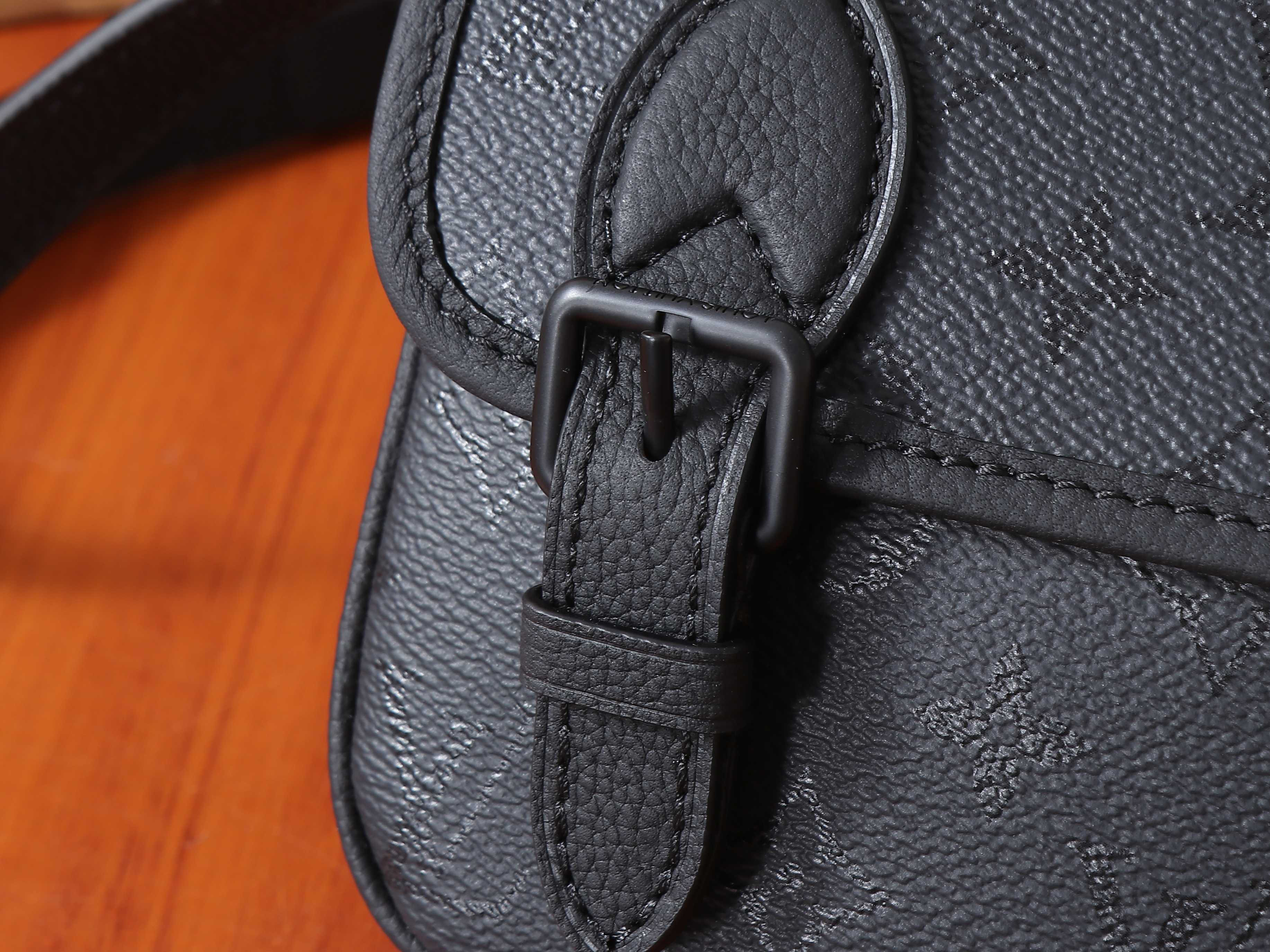 LV Satchel Wearable Wallet M2A259 19.5x15x6cm