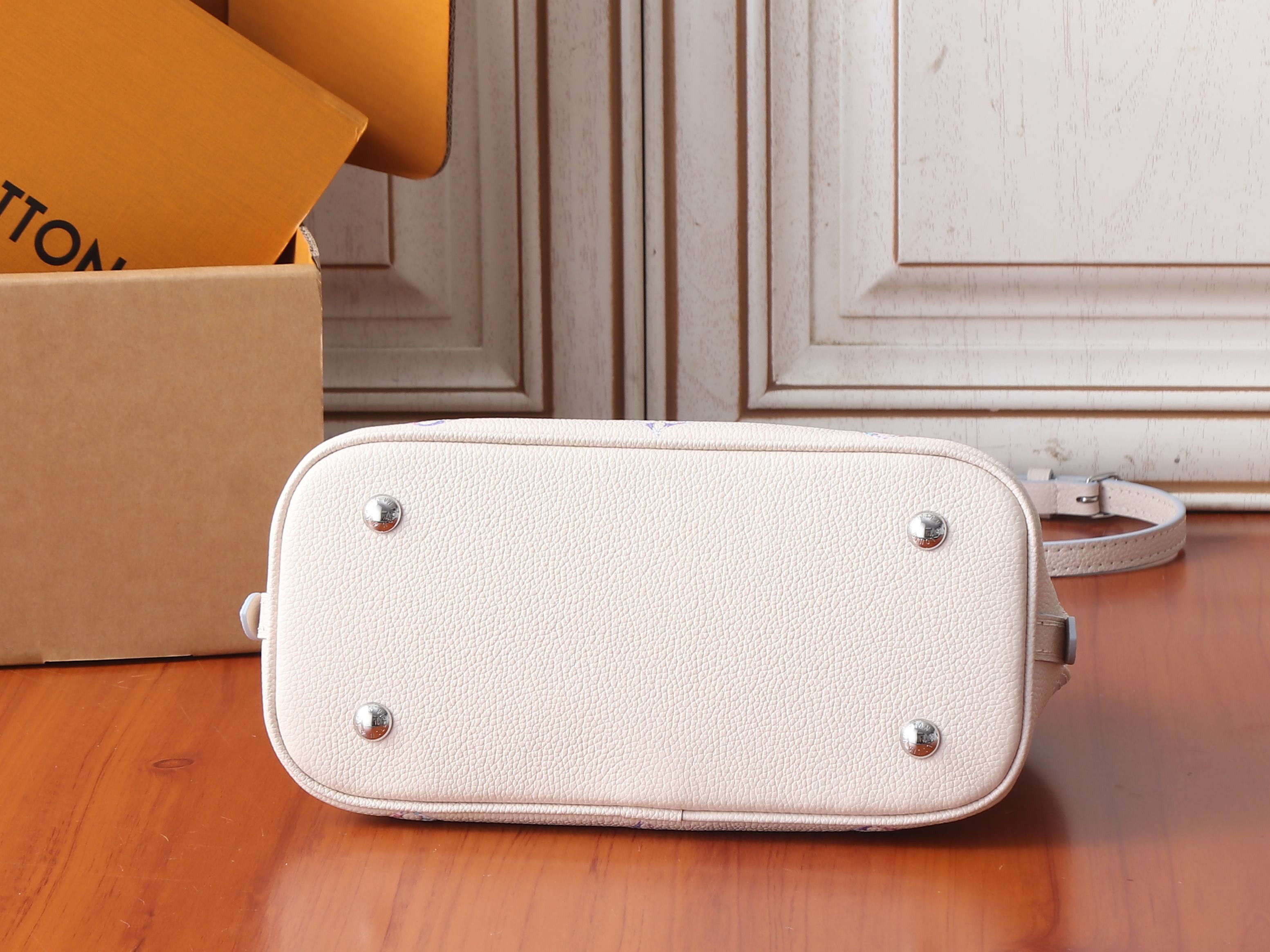 LV Alma BB Adjustable Strap M2A086 23.5x17.5x11.5cm