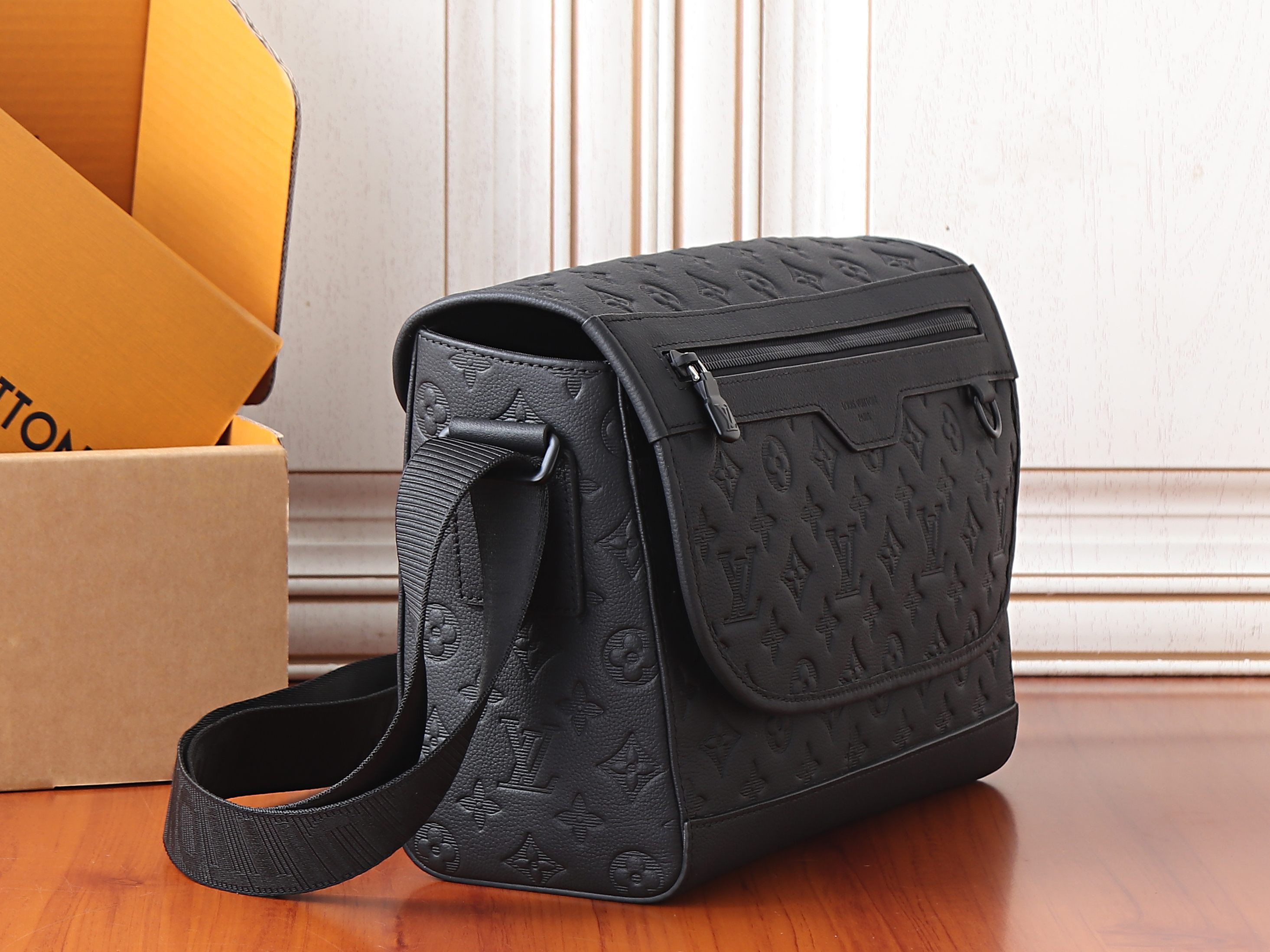 LV Courrier messenger bag M28781 37x27x12cm