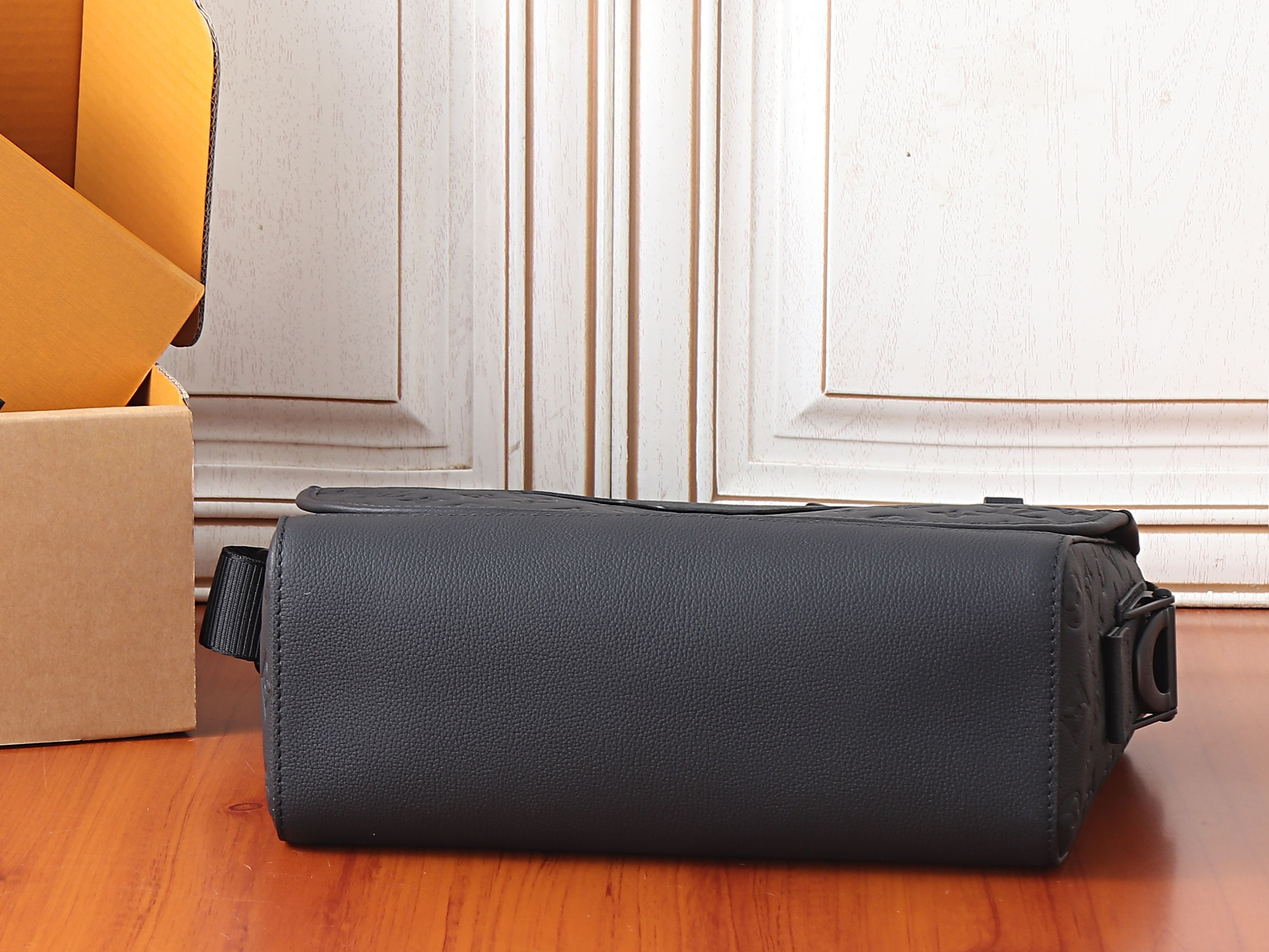 LV Courrier messenger bag M28781 37x27x12cm