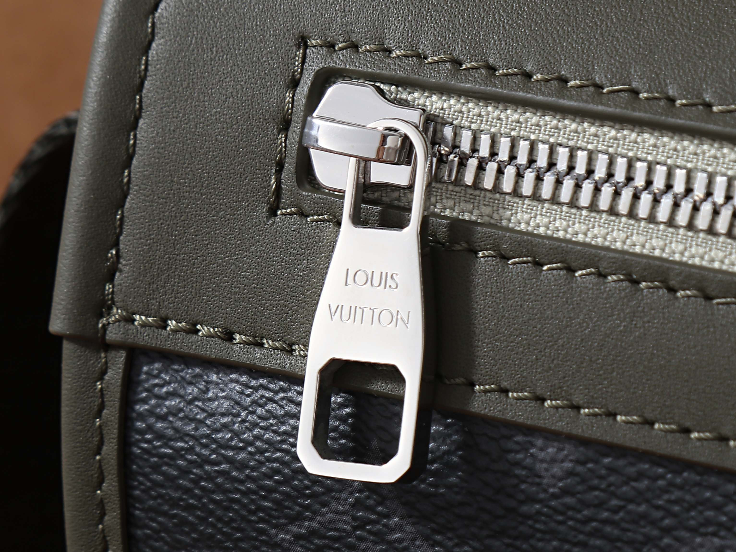 LV Courrier Messenger Bag M28629 37x27x12cm