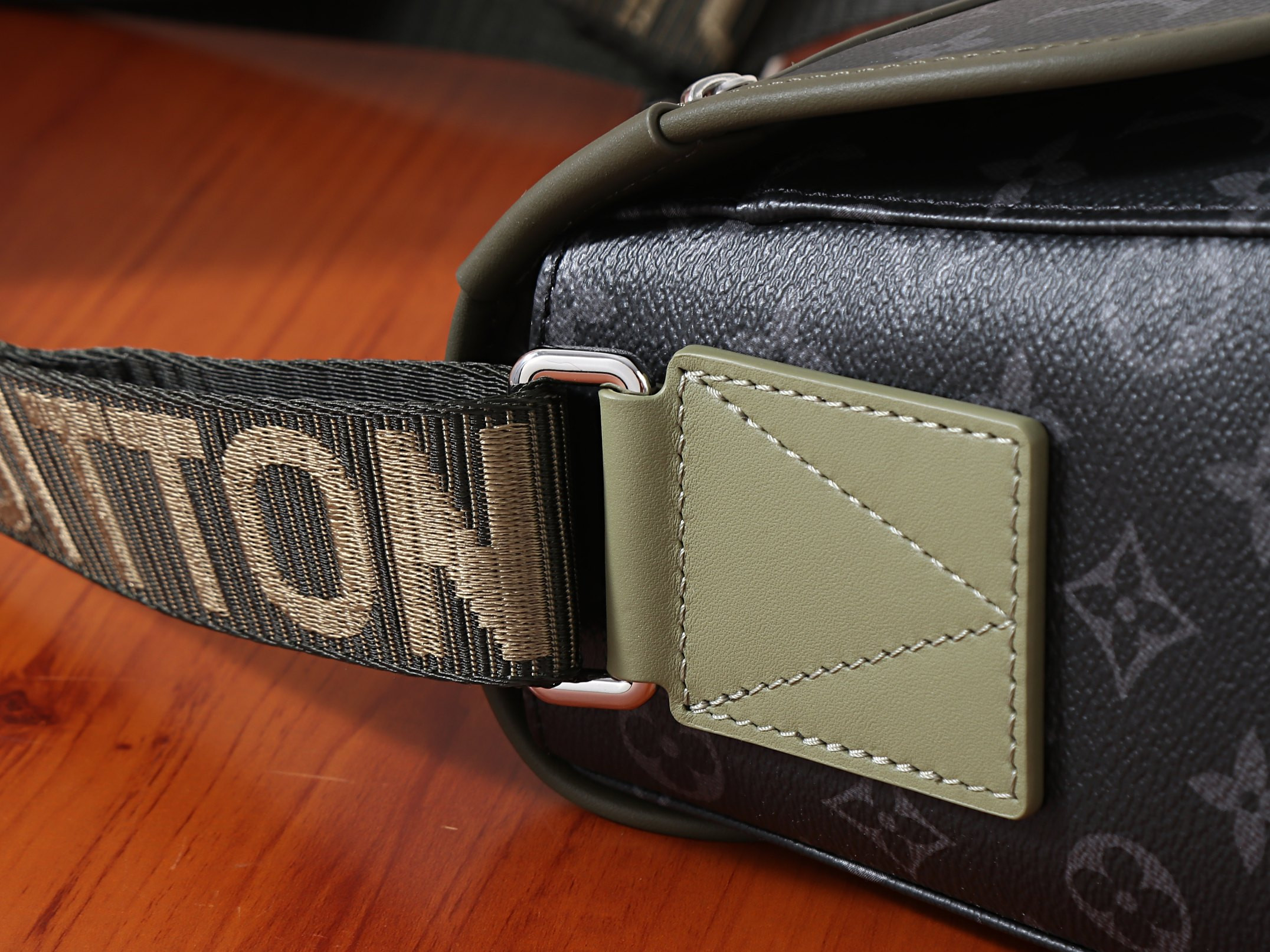LV Courrier Messenger Bag M28629 37x27x12cm