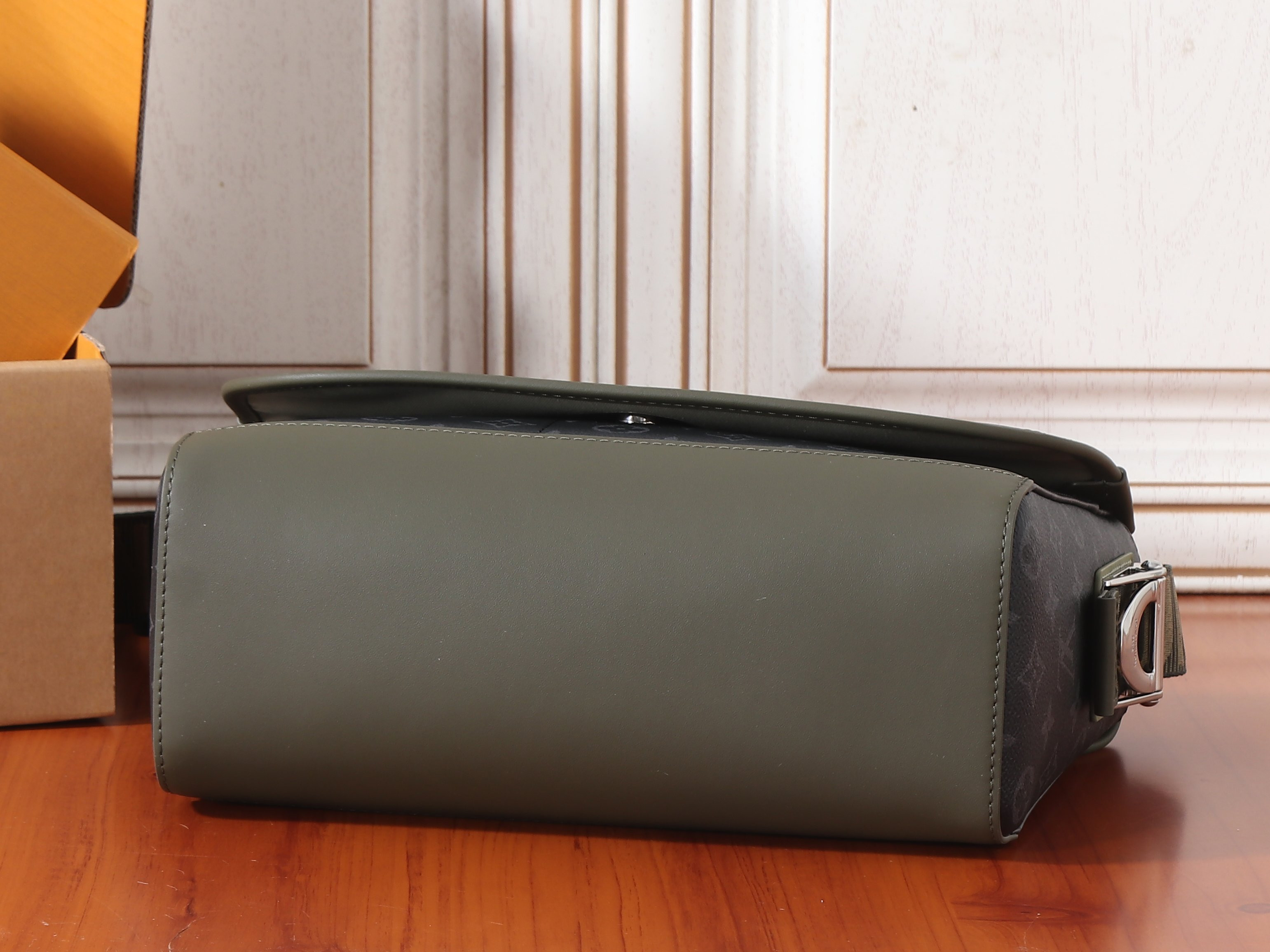 LV Courrier Messenger Bag M28629 37x27x12cm