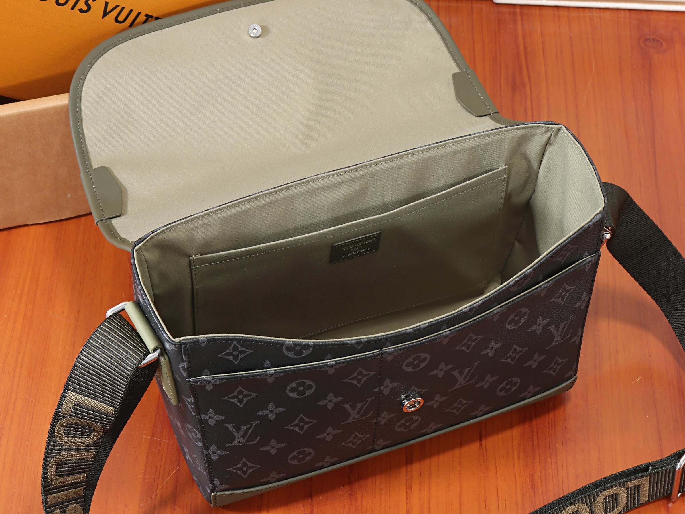 LV Courrier Messenger Bag M28629 37x27x12cm