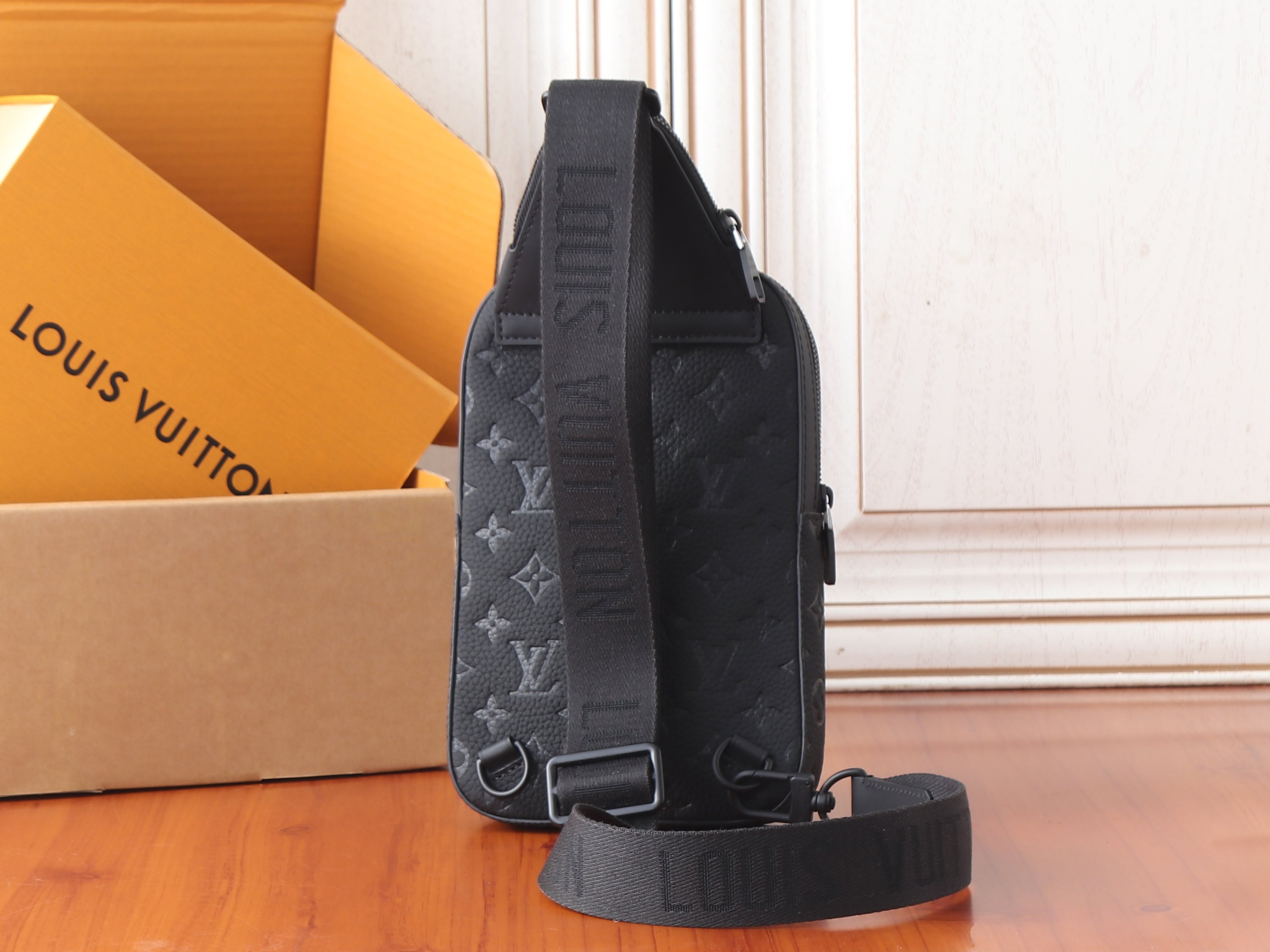LV Avenue Slingbag PM M2A354 16x33x5.7cm