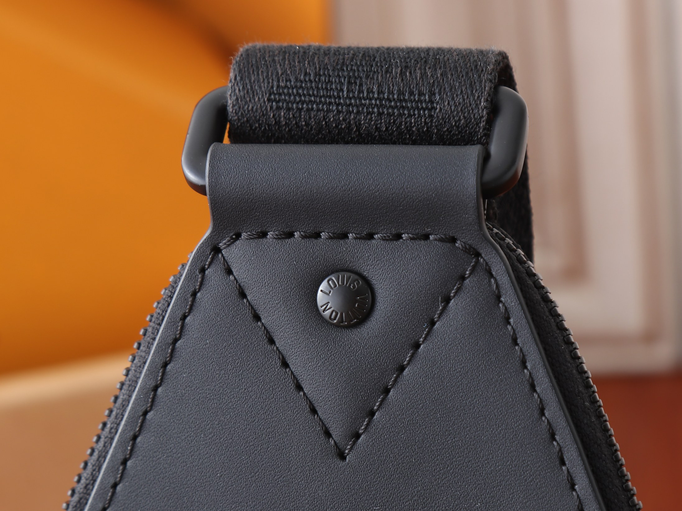 LV Avenue Slingbag PM M2A354 16x33x5.7cm