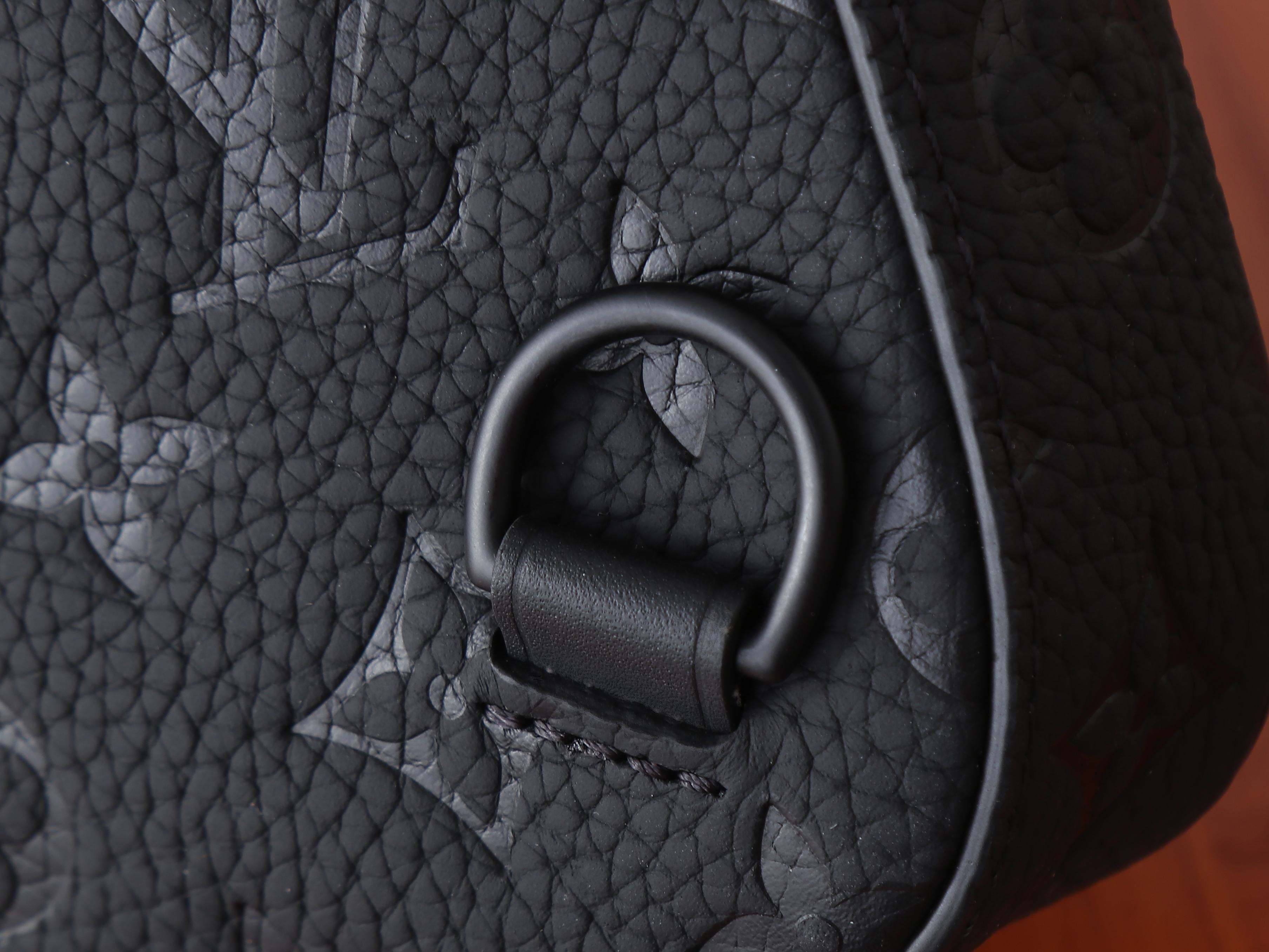 LV Avenue Slingbag PM M2A354 16x33x5.7cm