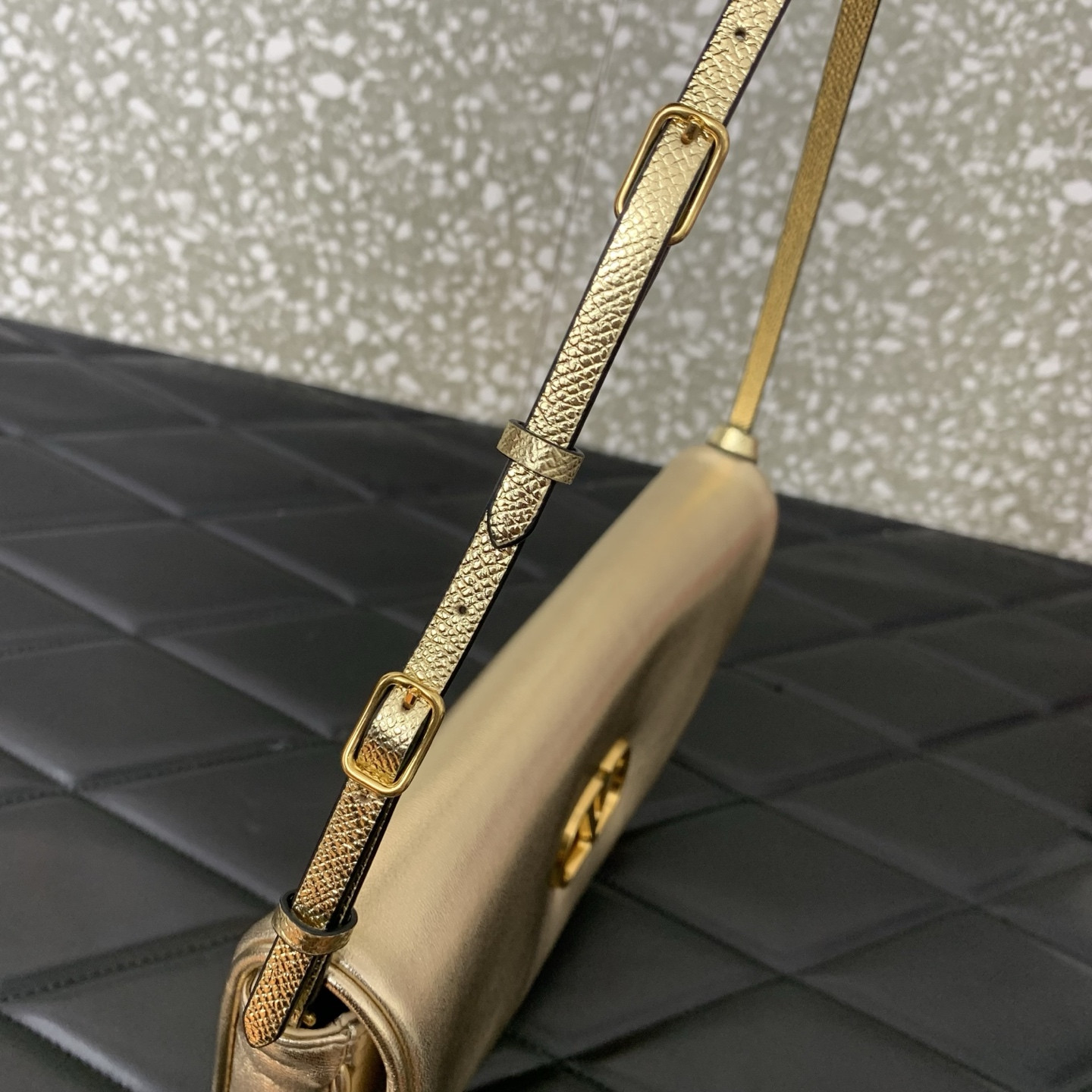 Va1e*ntin0 garavani devain small nappa shoulder bag 23.5x12x3cm
