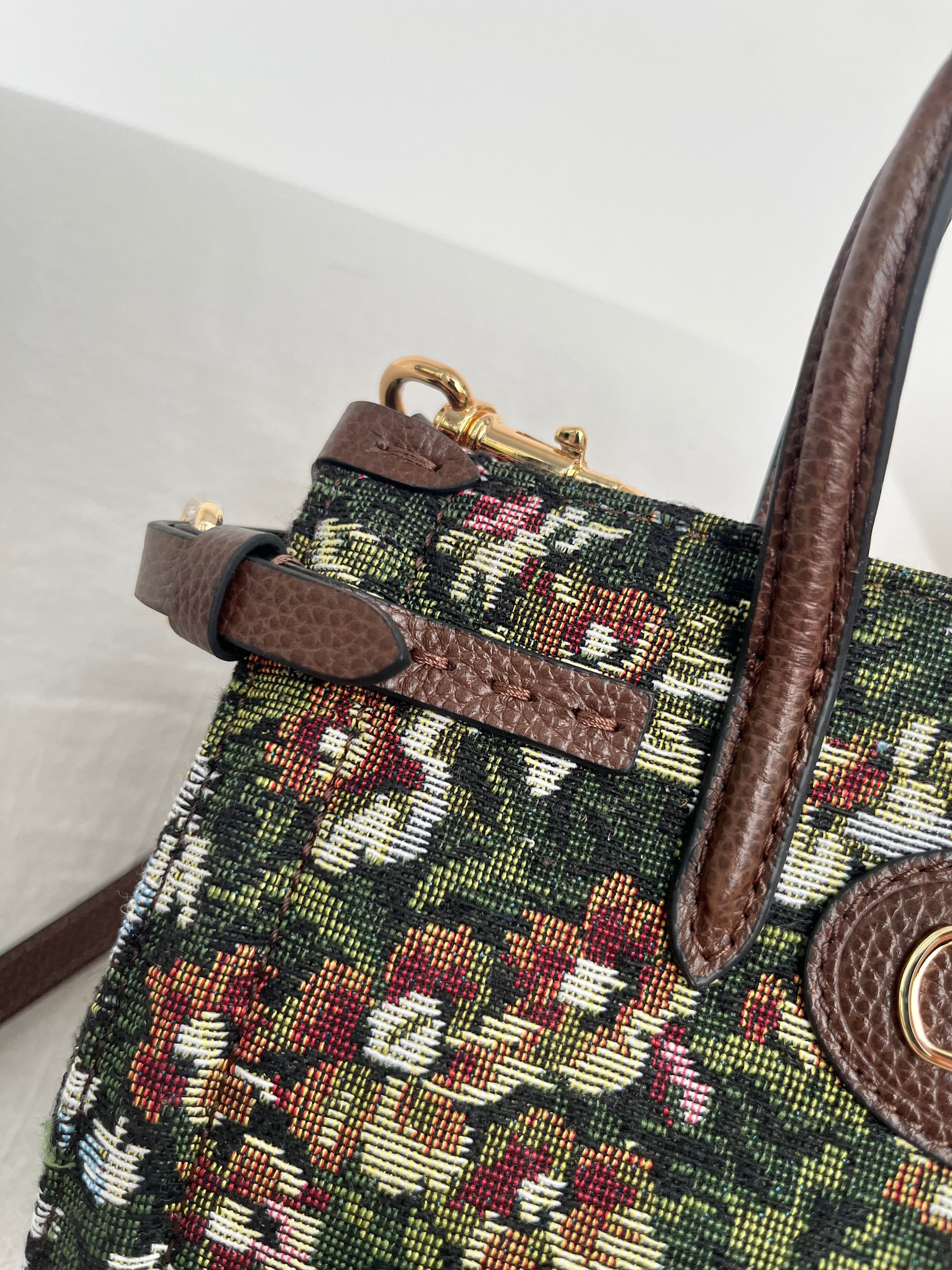 Va1e*ntin0 garavani antibes small shopping bag 22x19x12cm