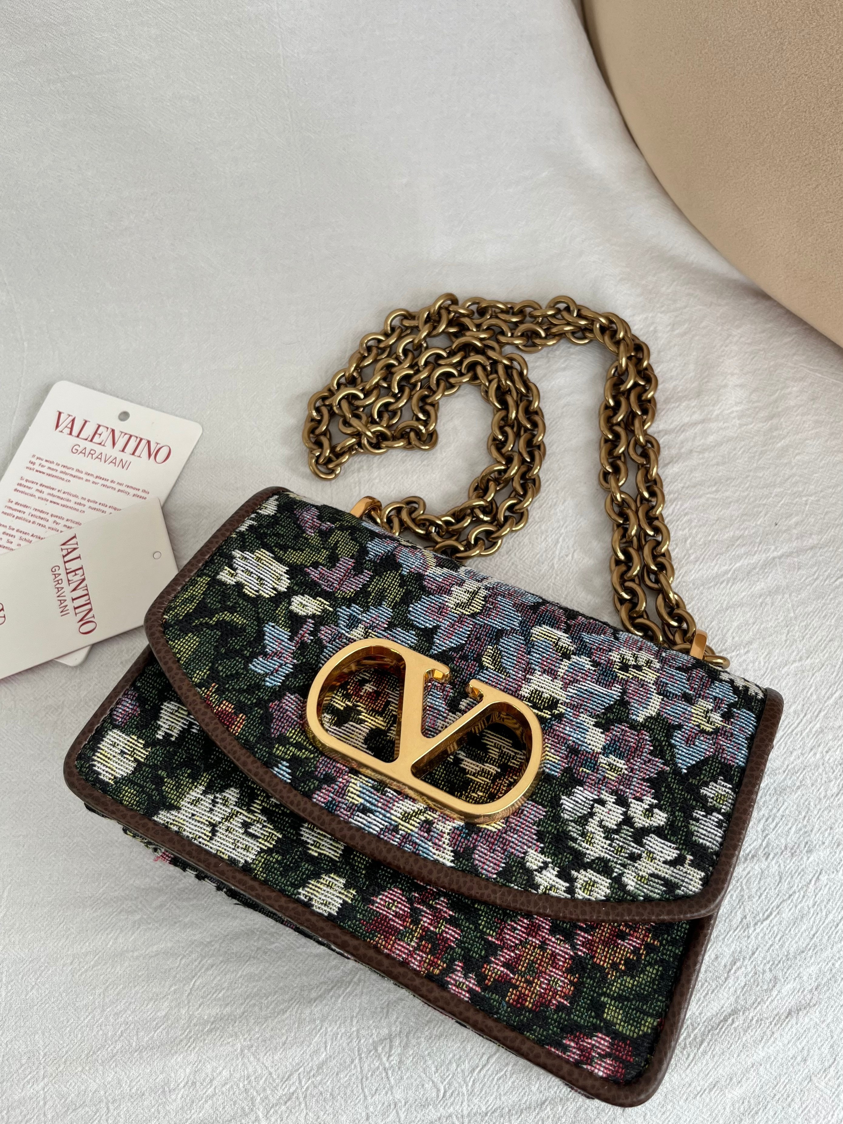 Va1e*ntin0 garavani vain embroidered shoulder bag 13x19.5x7cm