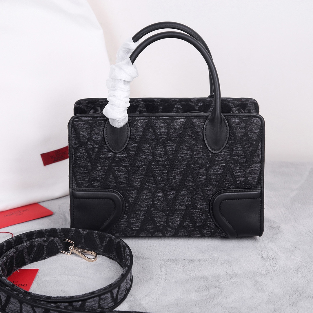 Va1e*ntin0 garavani le quatrième shopping bag 28x19x12cm