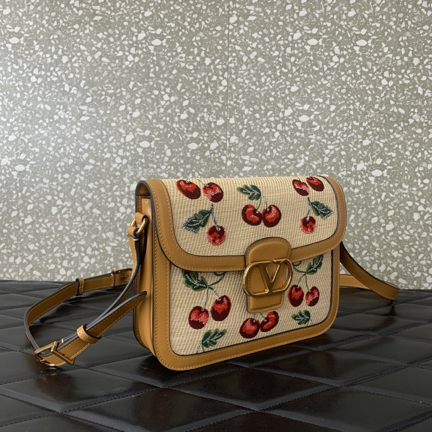Va1e*ntin0 garavani 9to5 shoulder bag 24.5x18.5x8cm