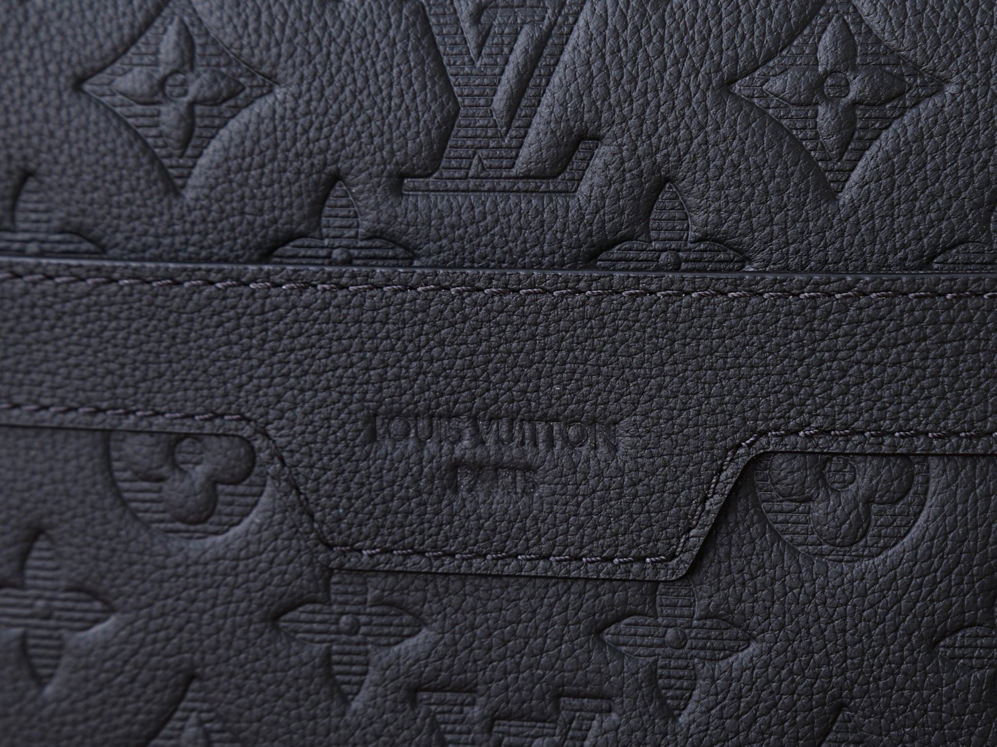 LV Alpha Messenger M28785 24x16x8cm
