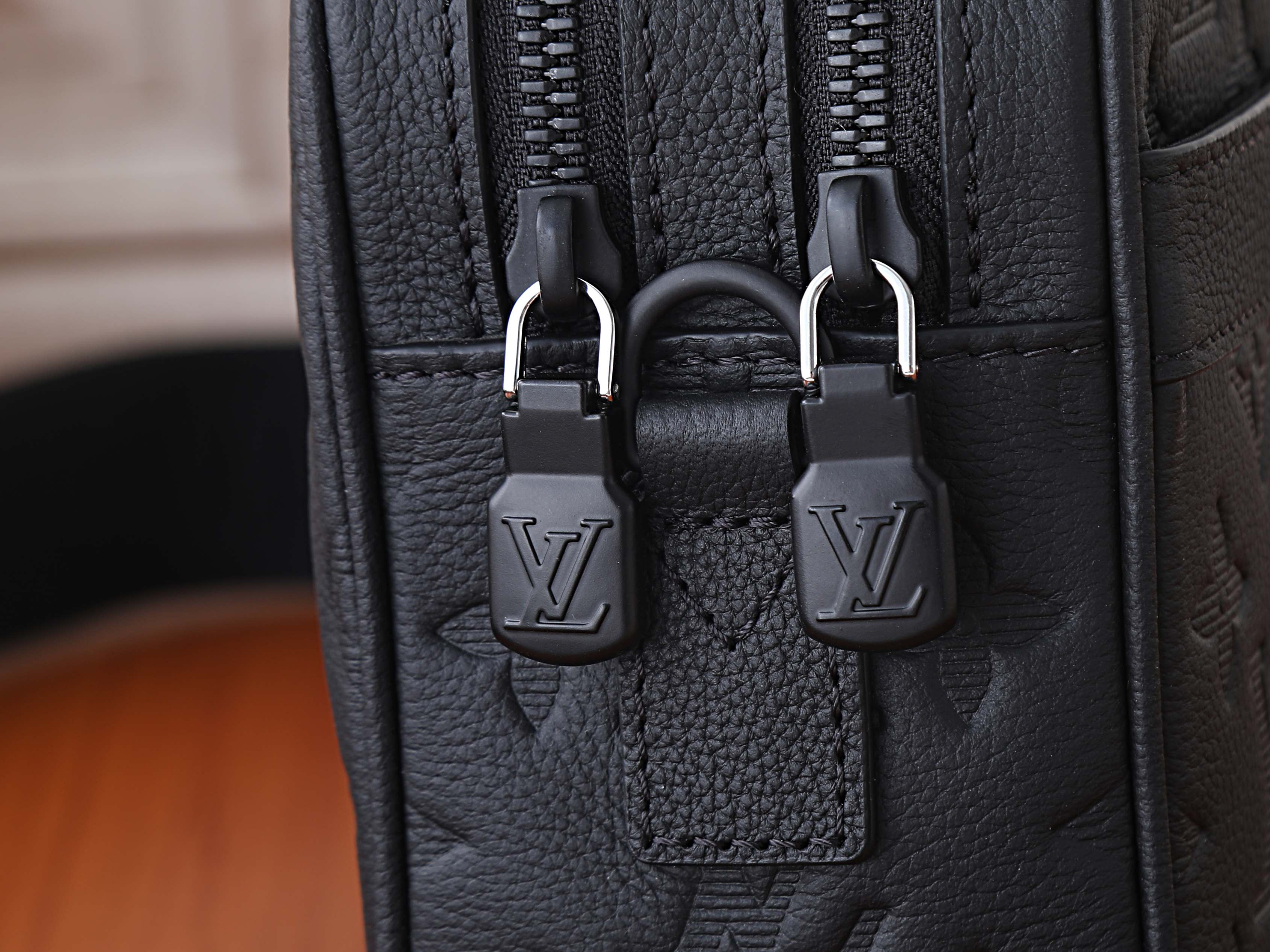 LV Alpha Messenger M28785 24x16x8cm