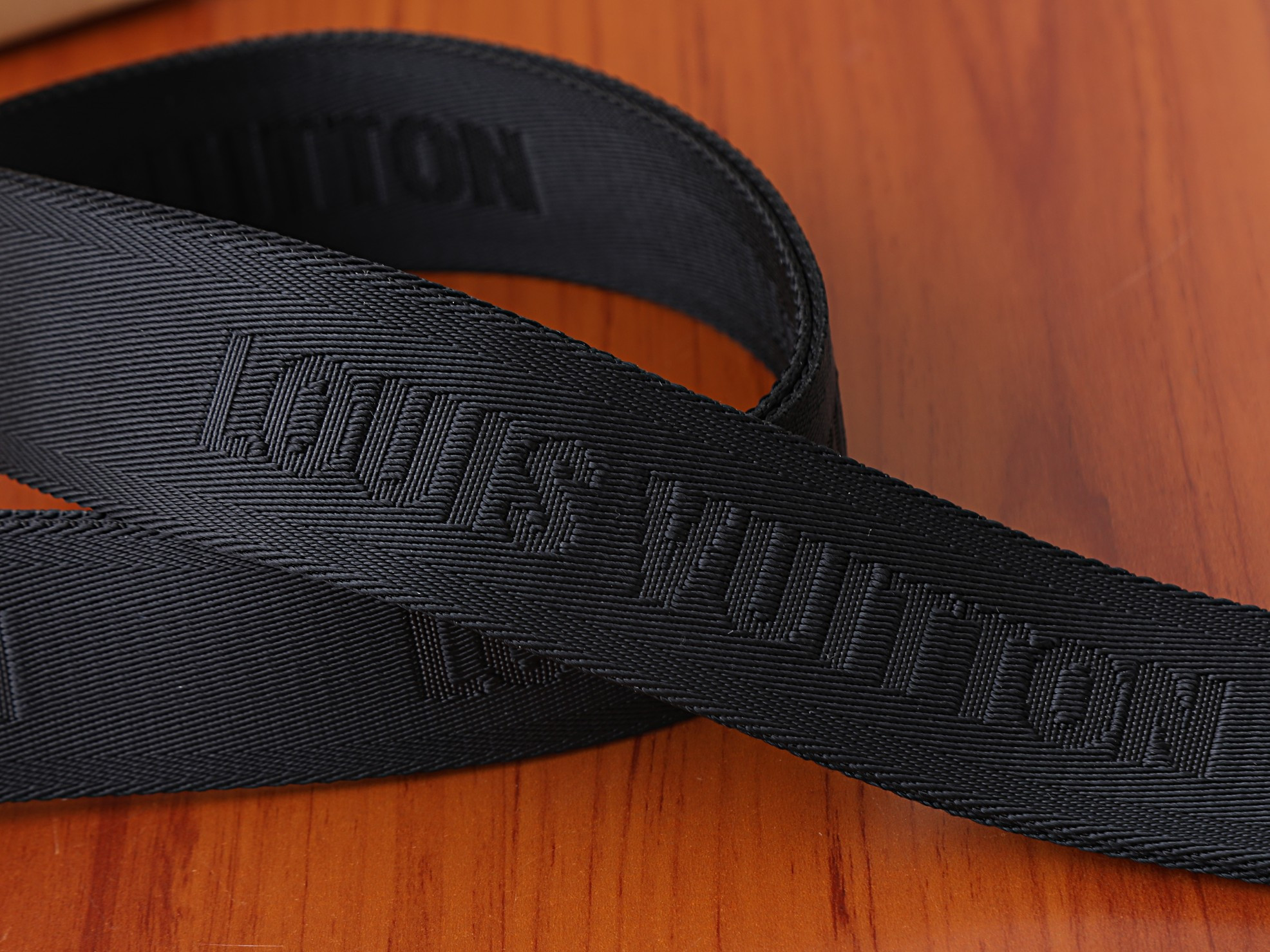 LV Alpha Messenger M28785 24x16x8cm