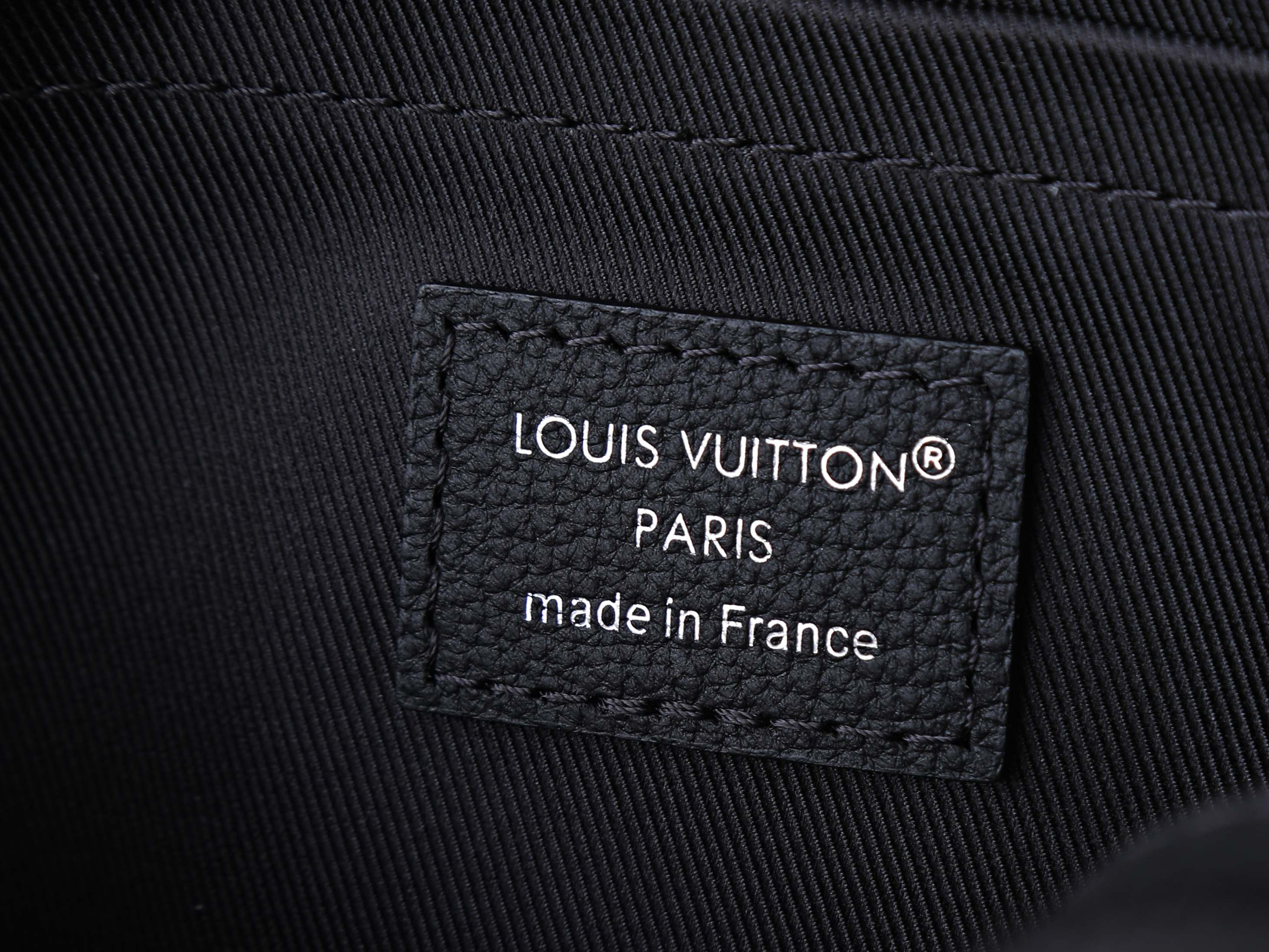 LV Alpha Messenger M28785 24x16x8cm