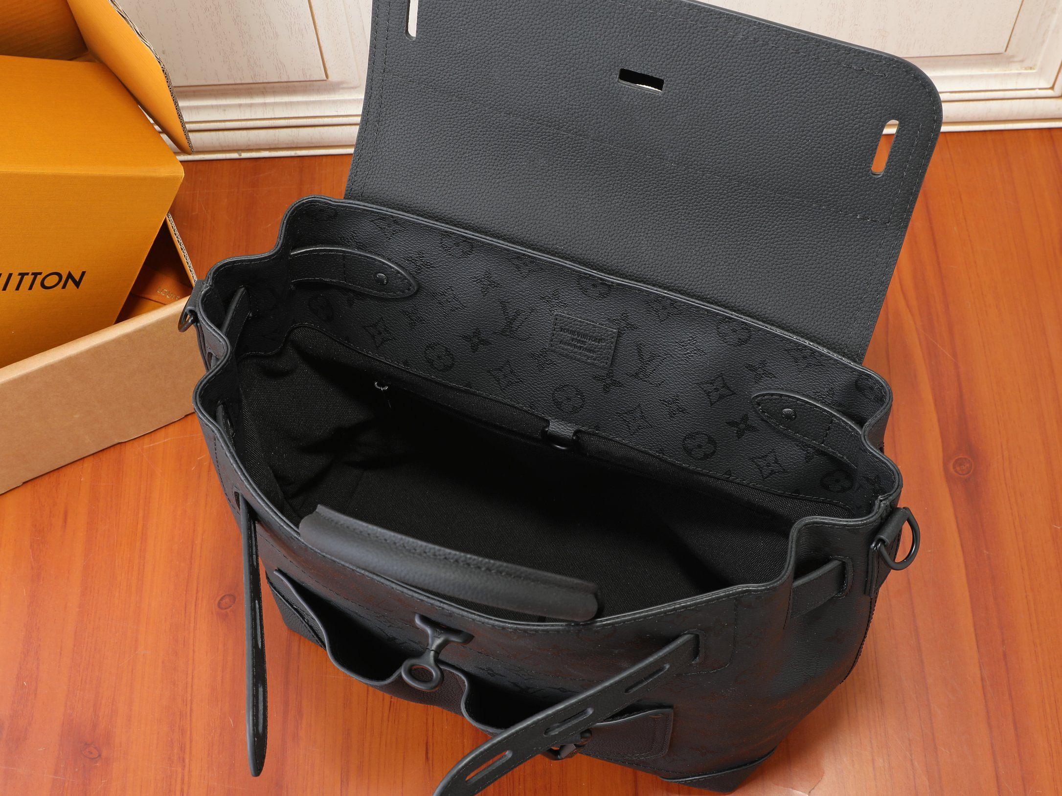 LV Steamer 30 Backpack M2A253 32 x 33 x 14 cm