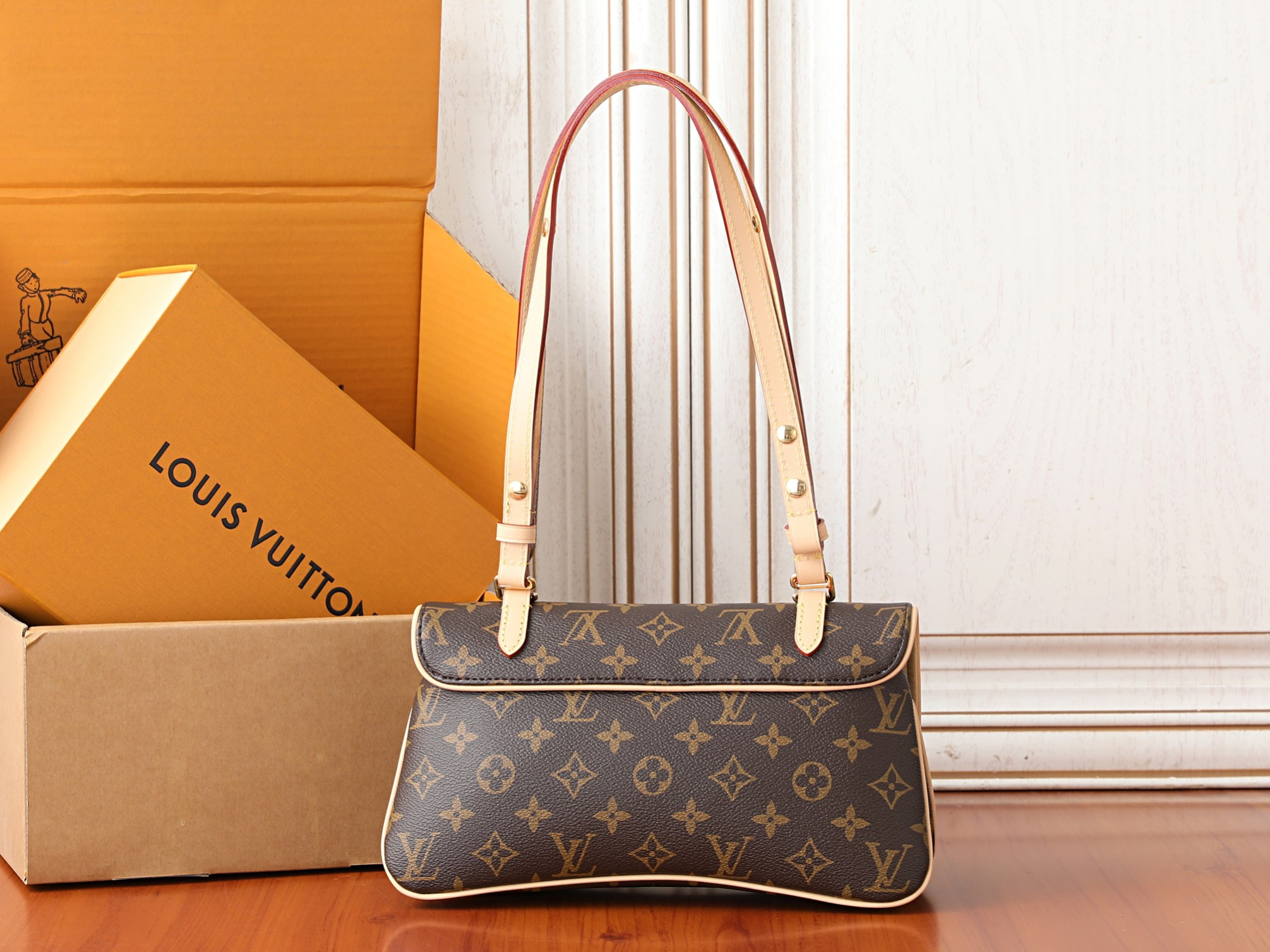 LV Marelle M28613 28 x 15.5 x 7 cm