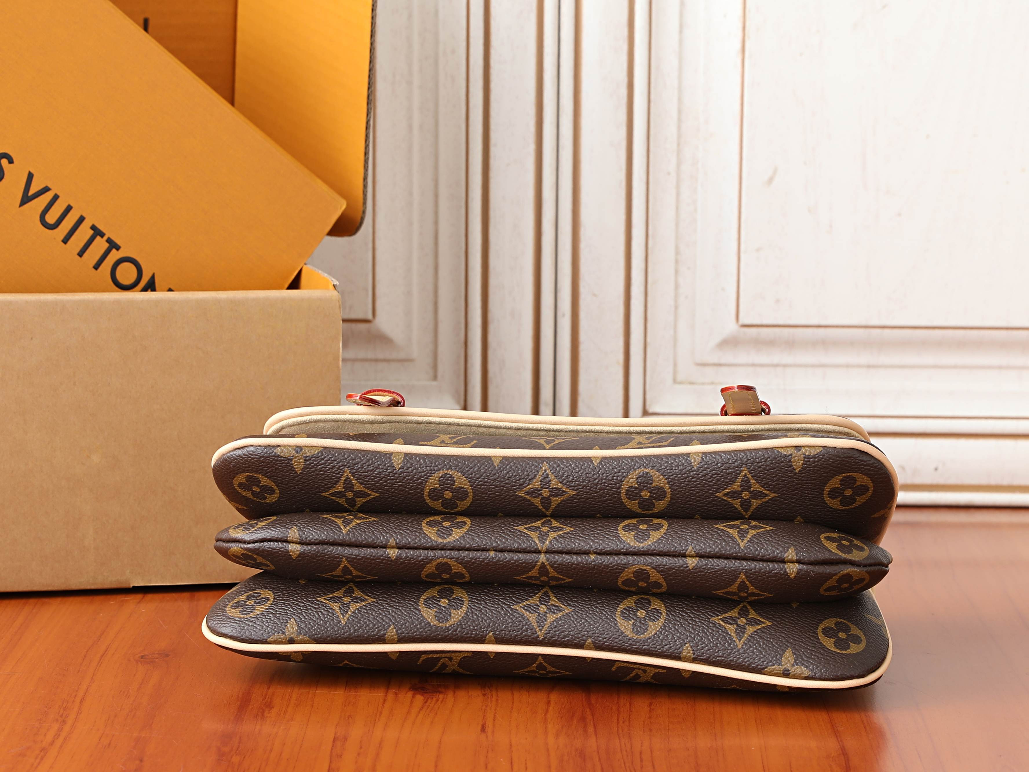 LV Marelle M28613 28 x 15.5 x 7 cm