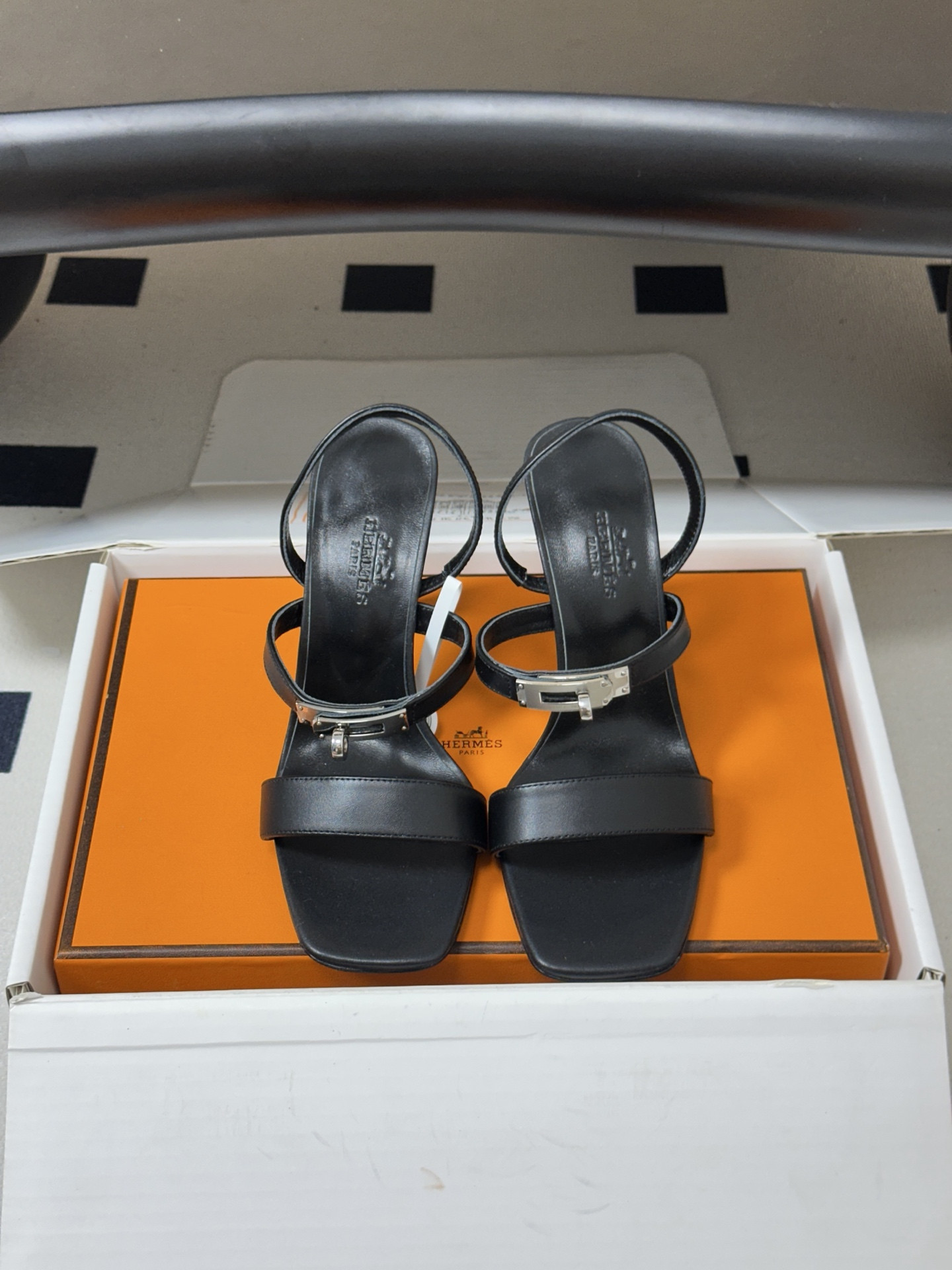 ua H**mes glamour sandals
