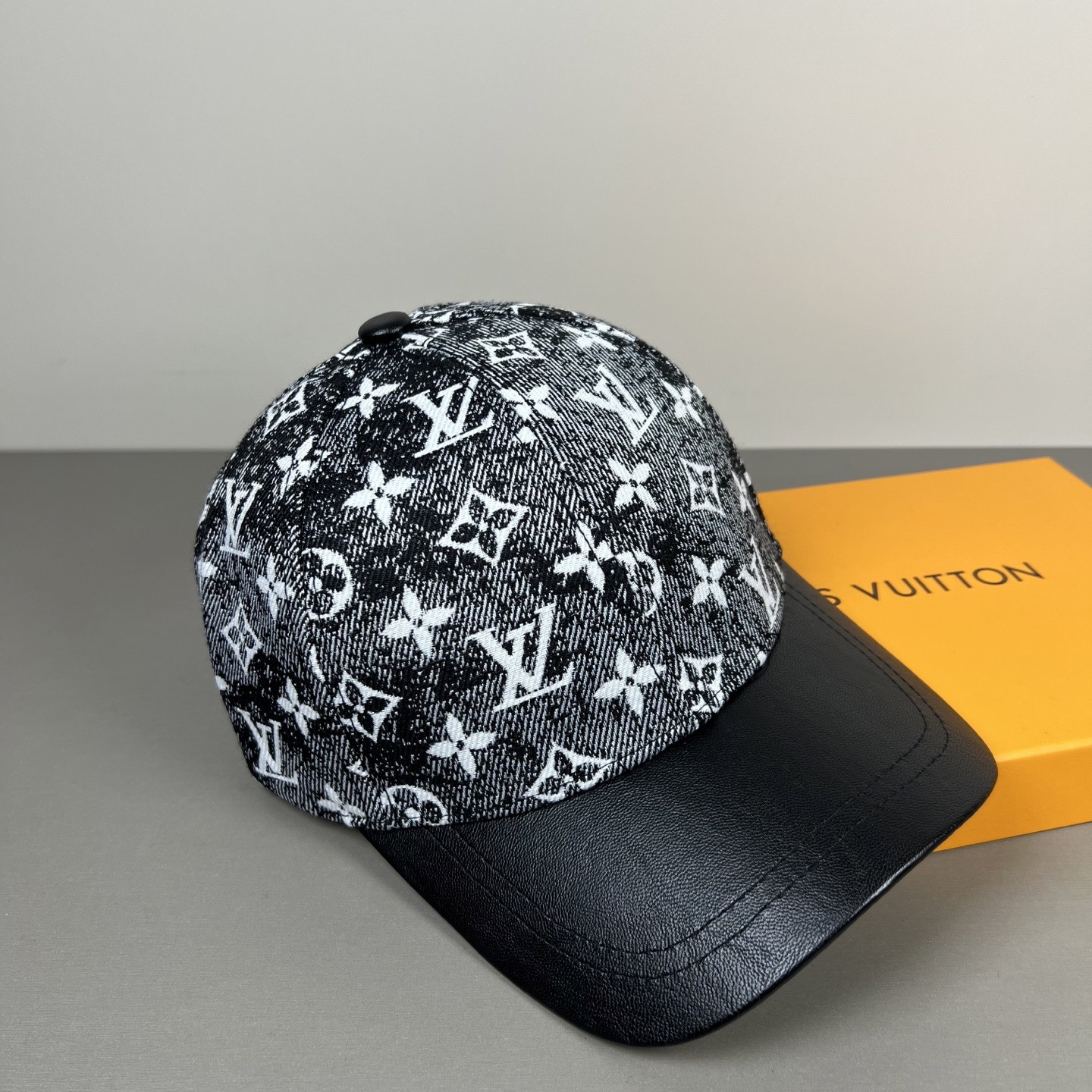l0*is V*t0n baseball cap