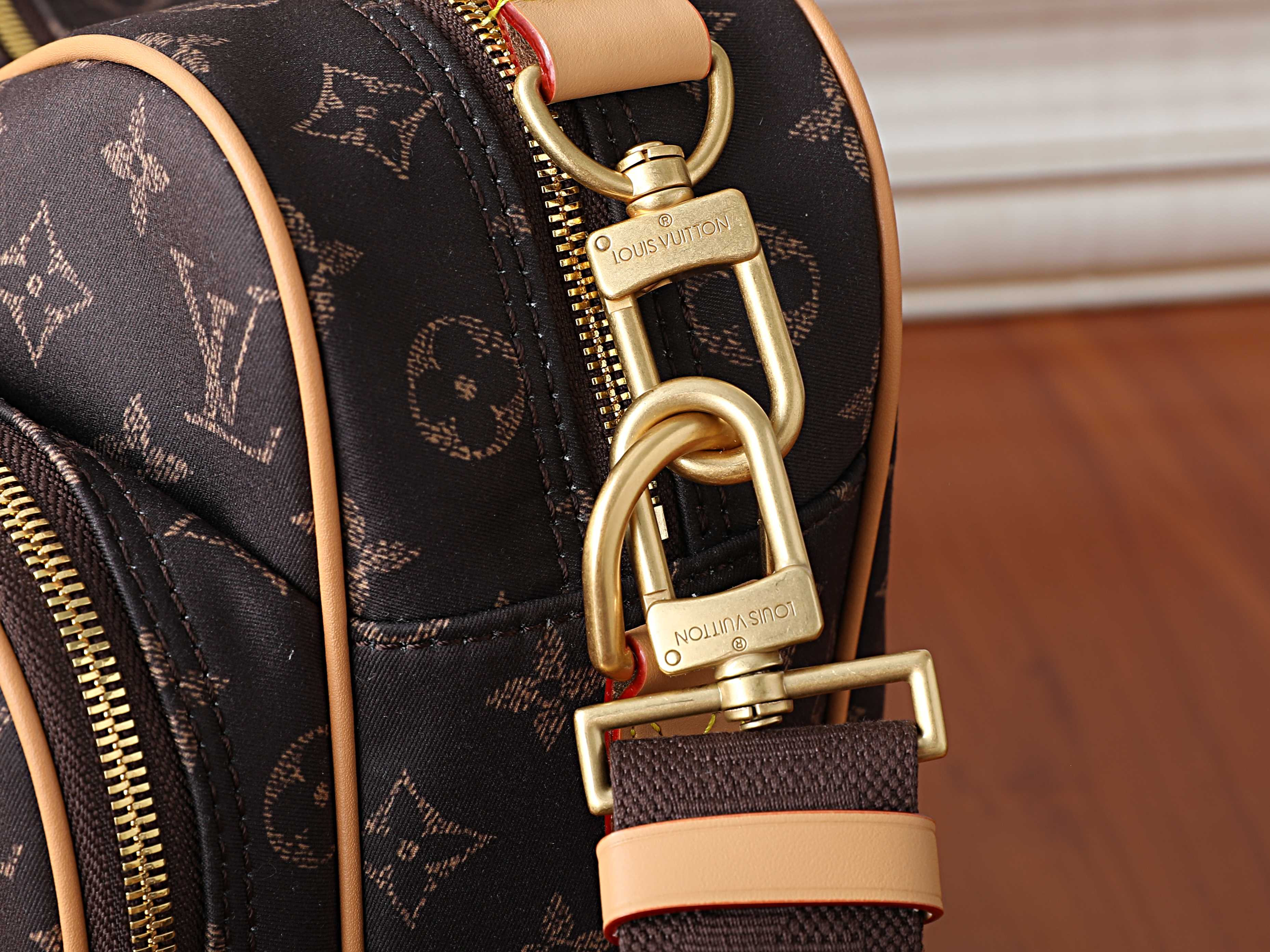 lv nil xl l0*is V*t0n silk tech m29853 37x26x19cm