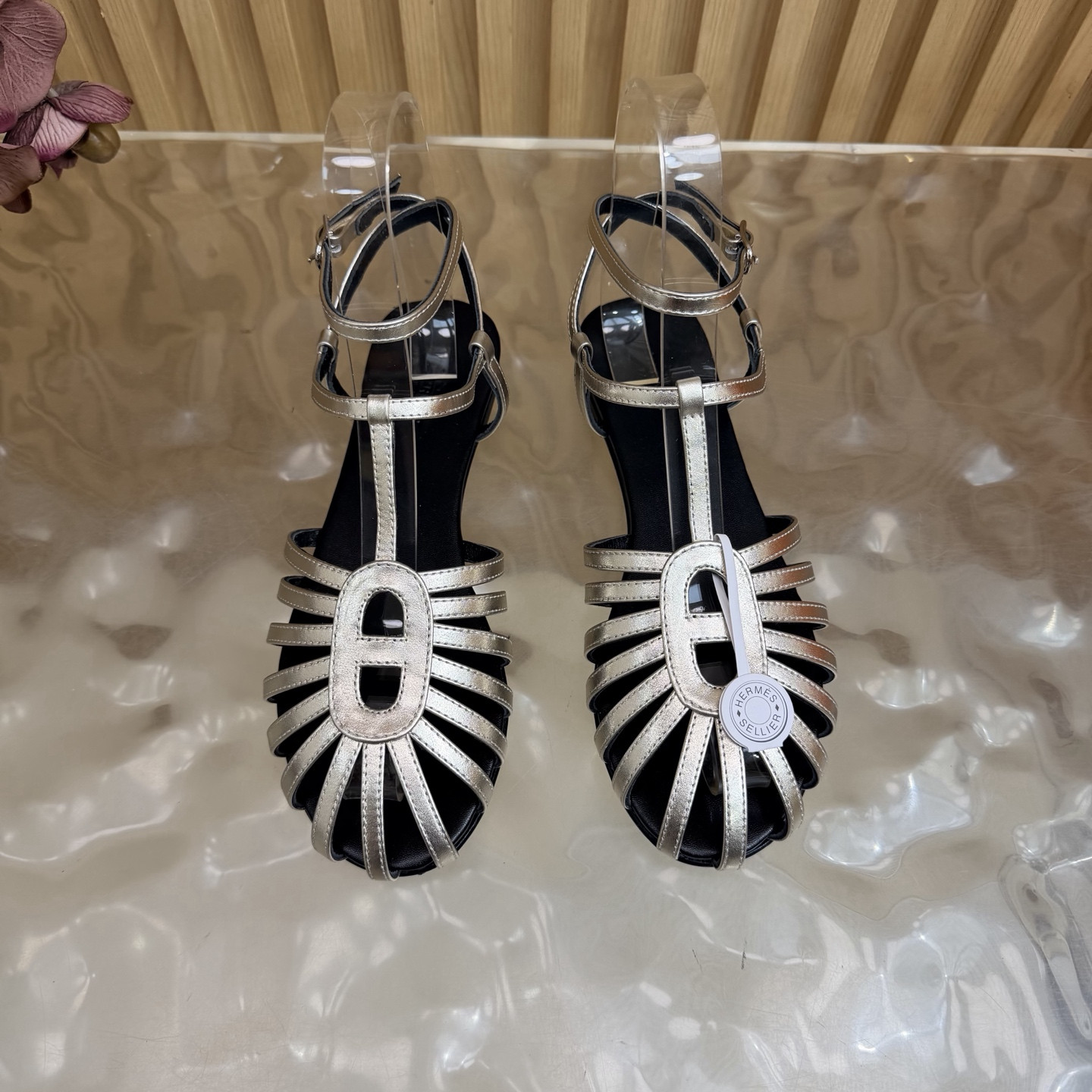 ua H**mes nour sandal