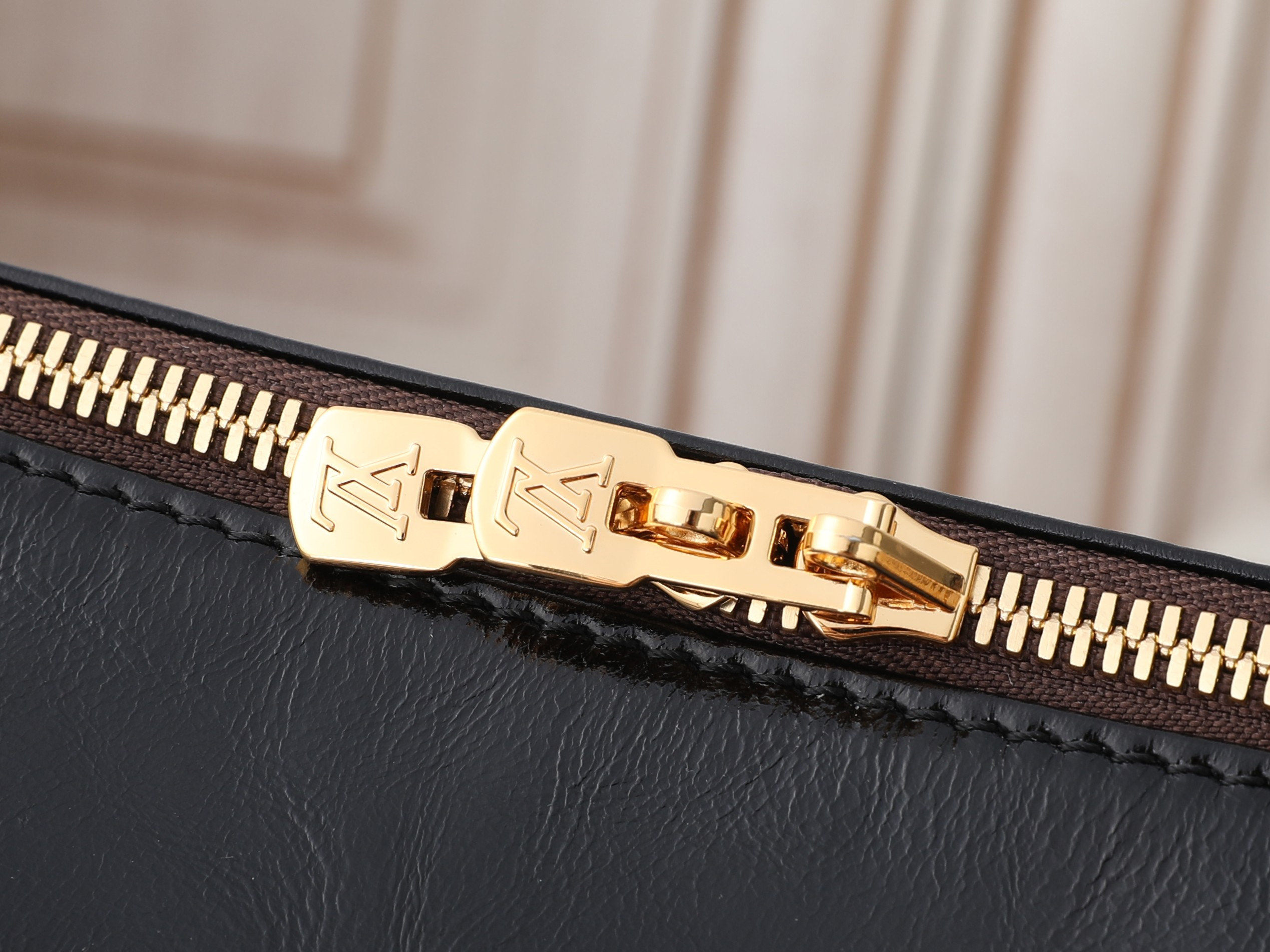 LV Express MM M2B149 36 x 24 x 18.5 cm