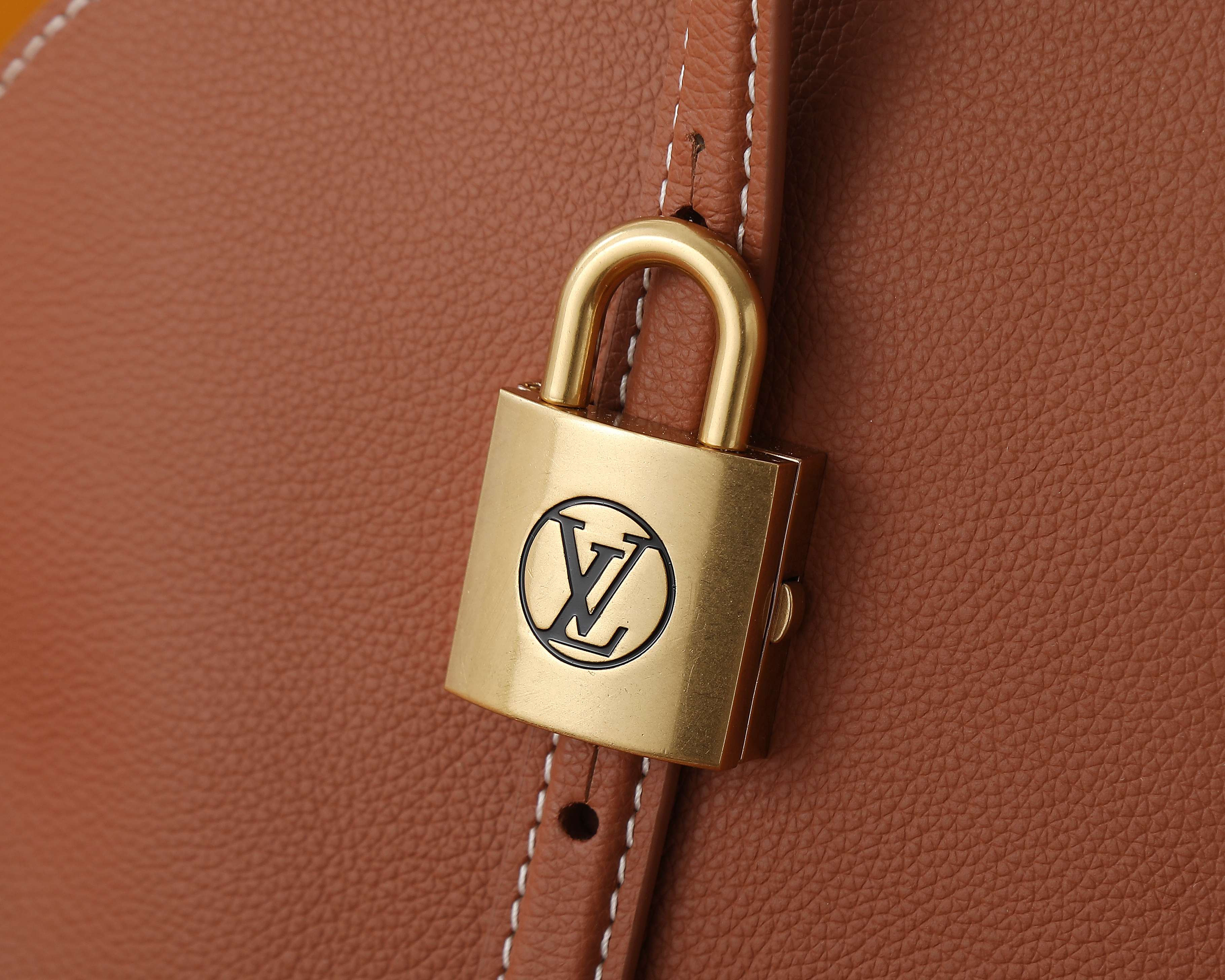 LV Low Key Duffle Tote M26688 43.5 x 26.5 x 14.5 cm
