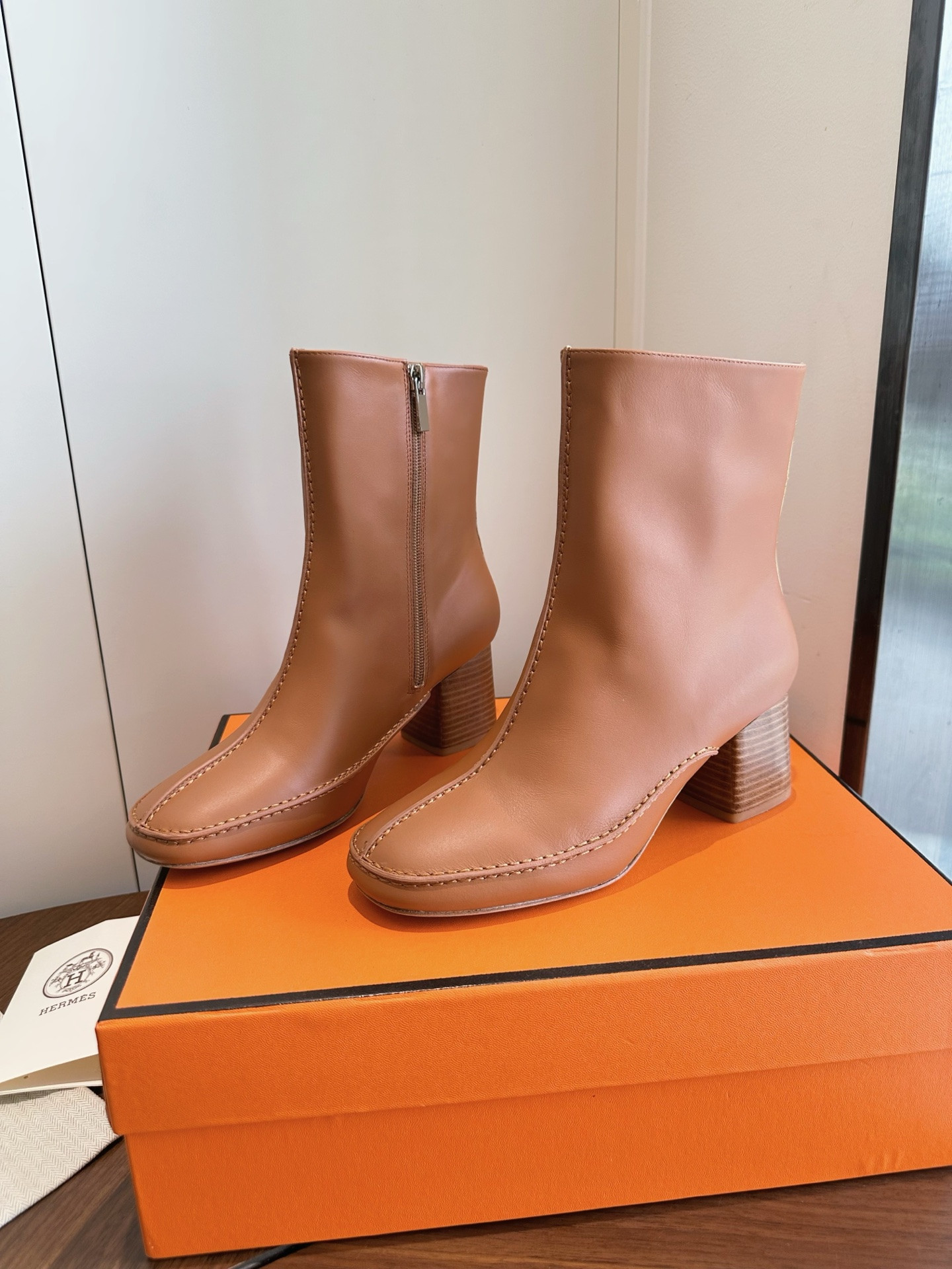 ua H**mes maureen ankle boot