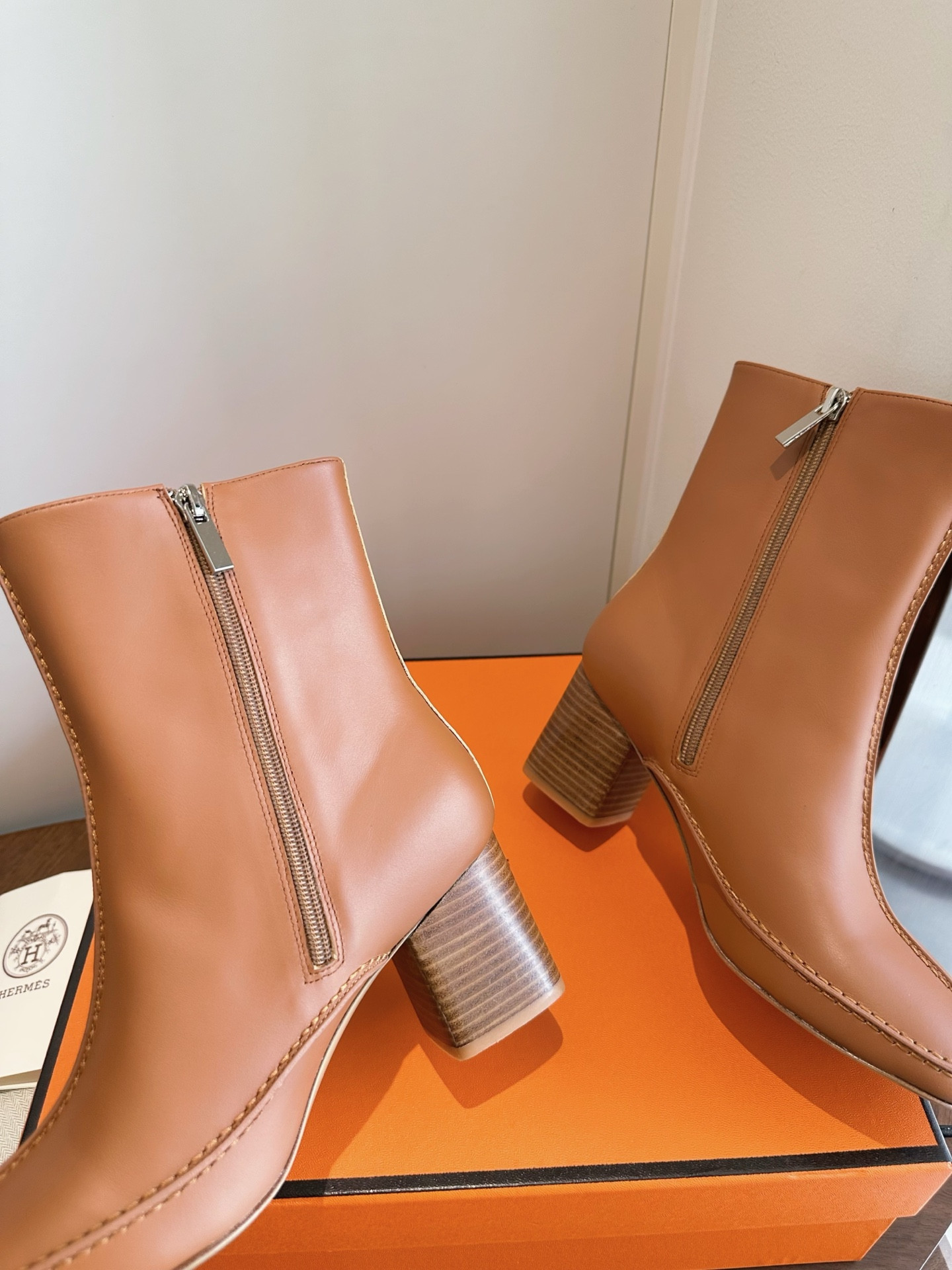 ua H**mes maureen ankle boot