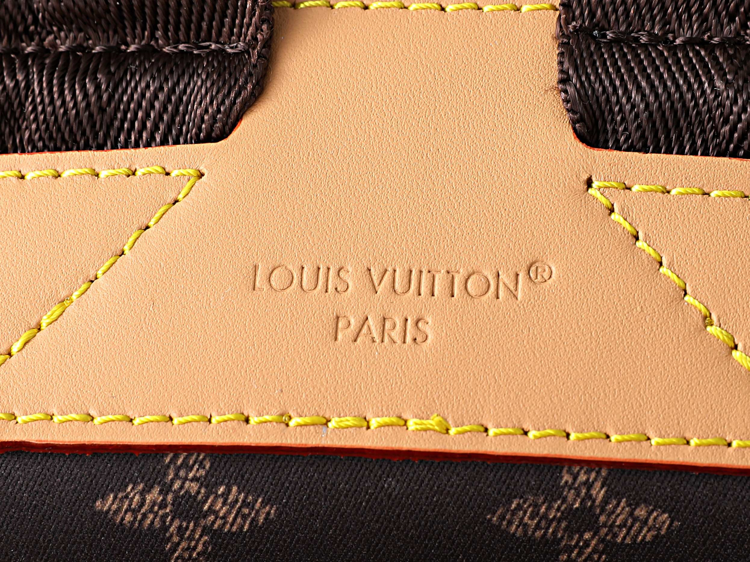 LV Christopher East West MM Silk Tech M2A423 51 x 44 x 26 cm