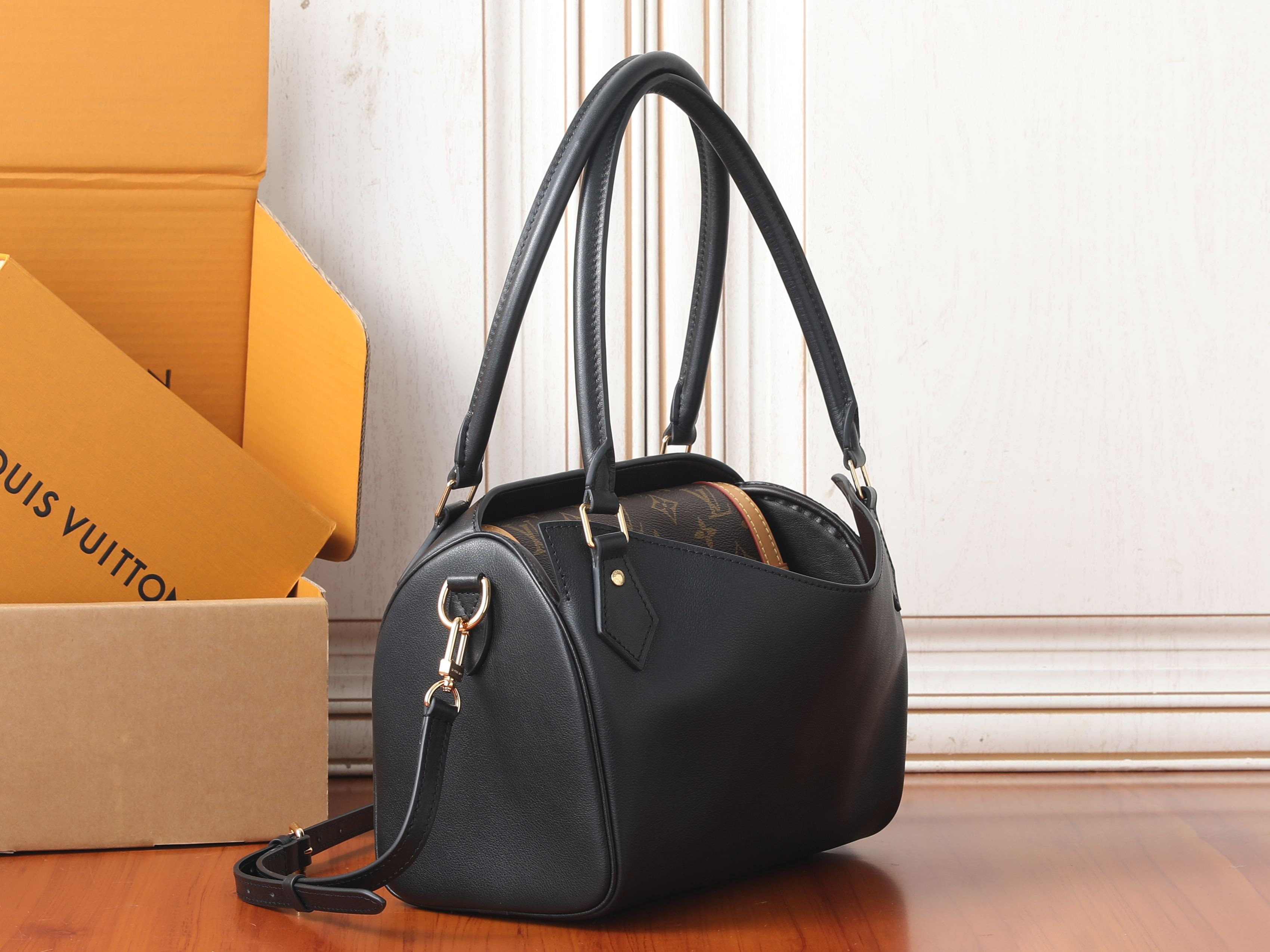 LV Speedpocket Bag M3A221 26 x 19 x 16 cm