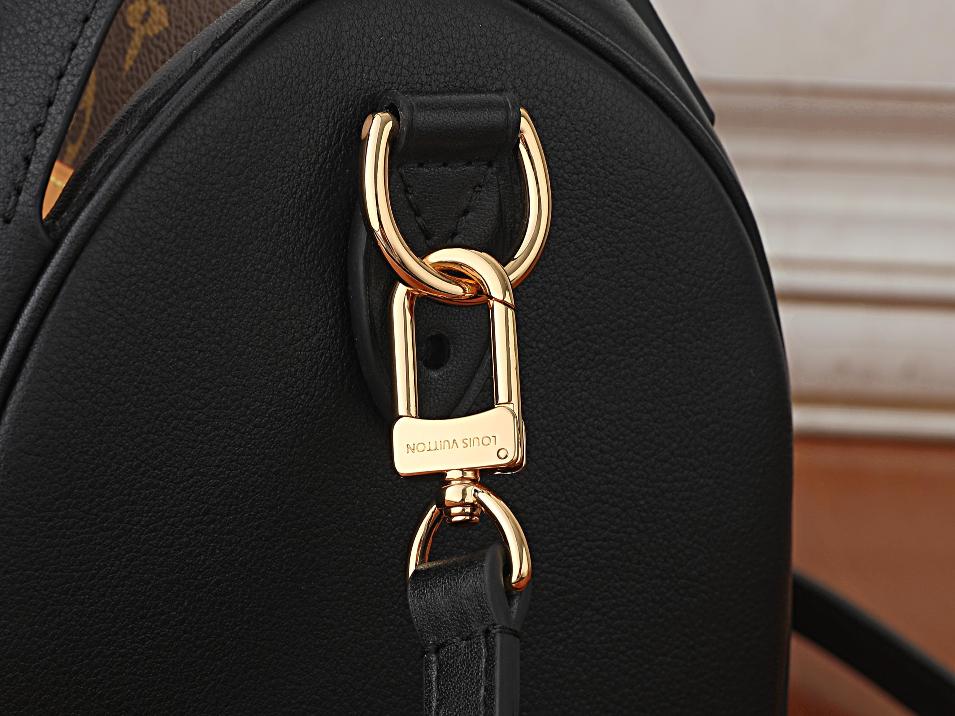 LV Speedpocket Bag M3A221 26 x 19 x 16 cm