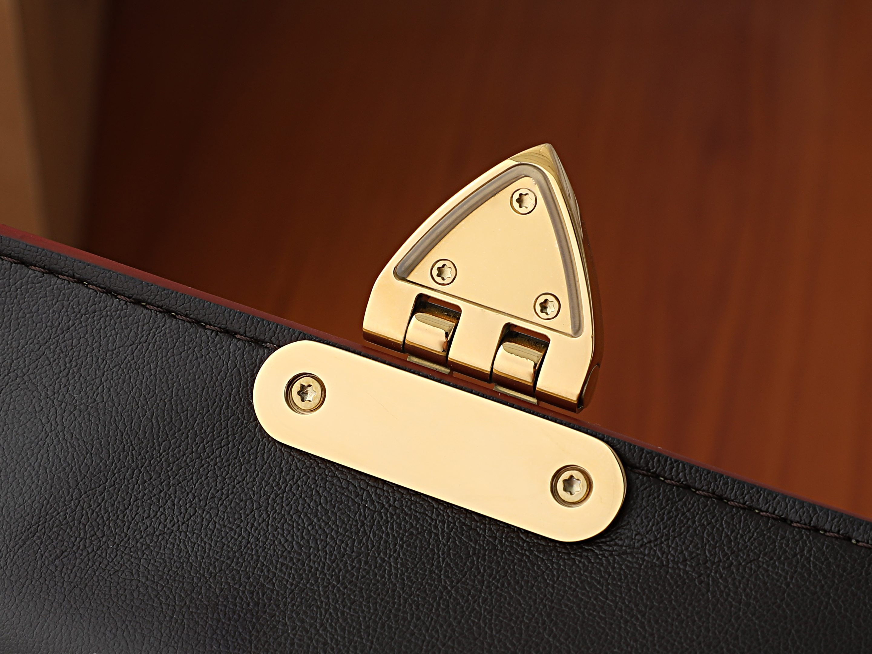 LV Speedpocket Bag M3A221 26 x 19 x 16 cm